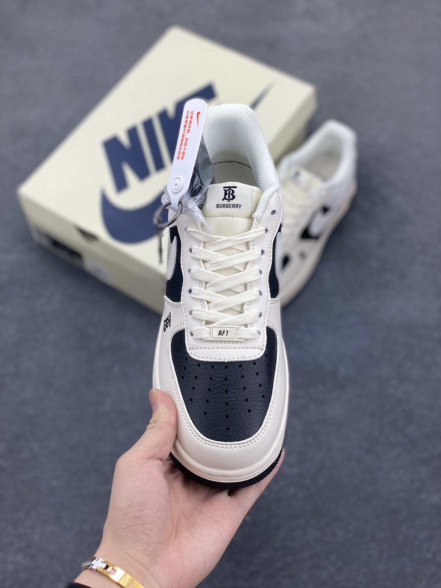 图片[2]-NIke Air Force 1 \’07 Low “巴宝莉联名–黑白拼接”空军一号 低帮 运动鞋 休闲鞋 折边针车 工艺难度大 原楦头原纸板 原装鞋盒 定制五金配件 内置全掌气垫 原厂鞋底 货号：BB8588-227 尺码：36 36.5 37.5 38 38.5 39 40 40.5 41 42 42.5 43 44 44.5 45-选品中心