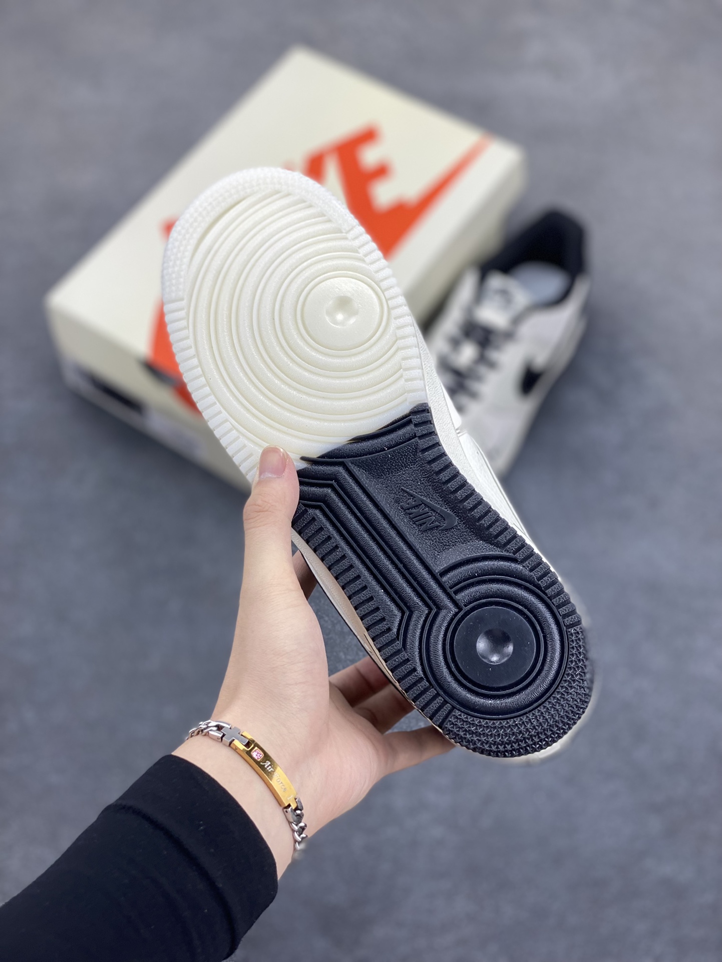 图片[5]-NIke Air Force 1 \’07 Low “NIKE联名–黑线双色底”空军一号 低帮 运动鞋 休闲鞋 折边针车 工艺难度大 原楦头原纸板 原装鞋盒 定制五金配件 内置全掌气垫 原厂鞋底 货号：CH6336-515 尺码：36 36.5 37.5 38 38.5 39 40 40.5 41 42 42.5 43 44 44.5 45-选品中心