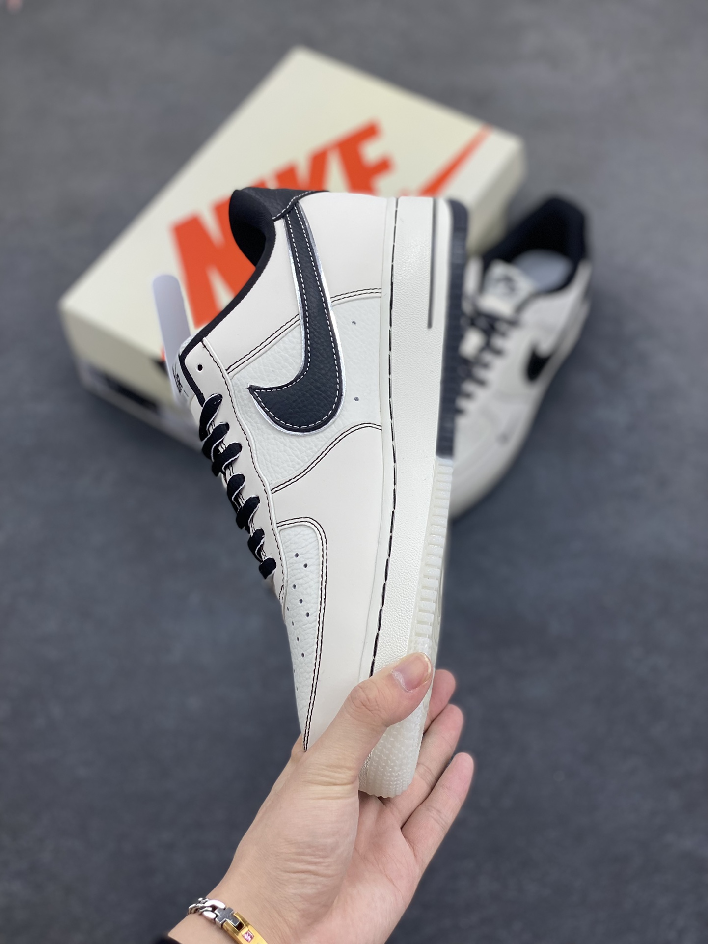 图片[3]-NIke Air Force 1 \’07 Low “NIKE联名–黑线双色底”空军一号 低帮 运动鞋 休闲鞋 折边针车 工艺难度大 原楦头原纸板 原装鞋盒 定制五金配件 内置全掌气垫 原厂鞋底 货号：CH6336-515 尺码：36 36.5 37.5 38 38.5 39 40 40.5 41 42 42.5 43 44 44.5 45-选品中心