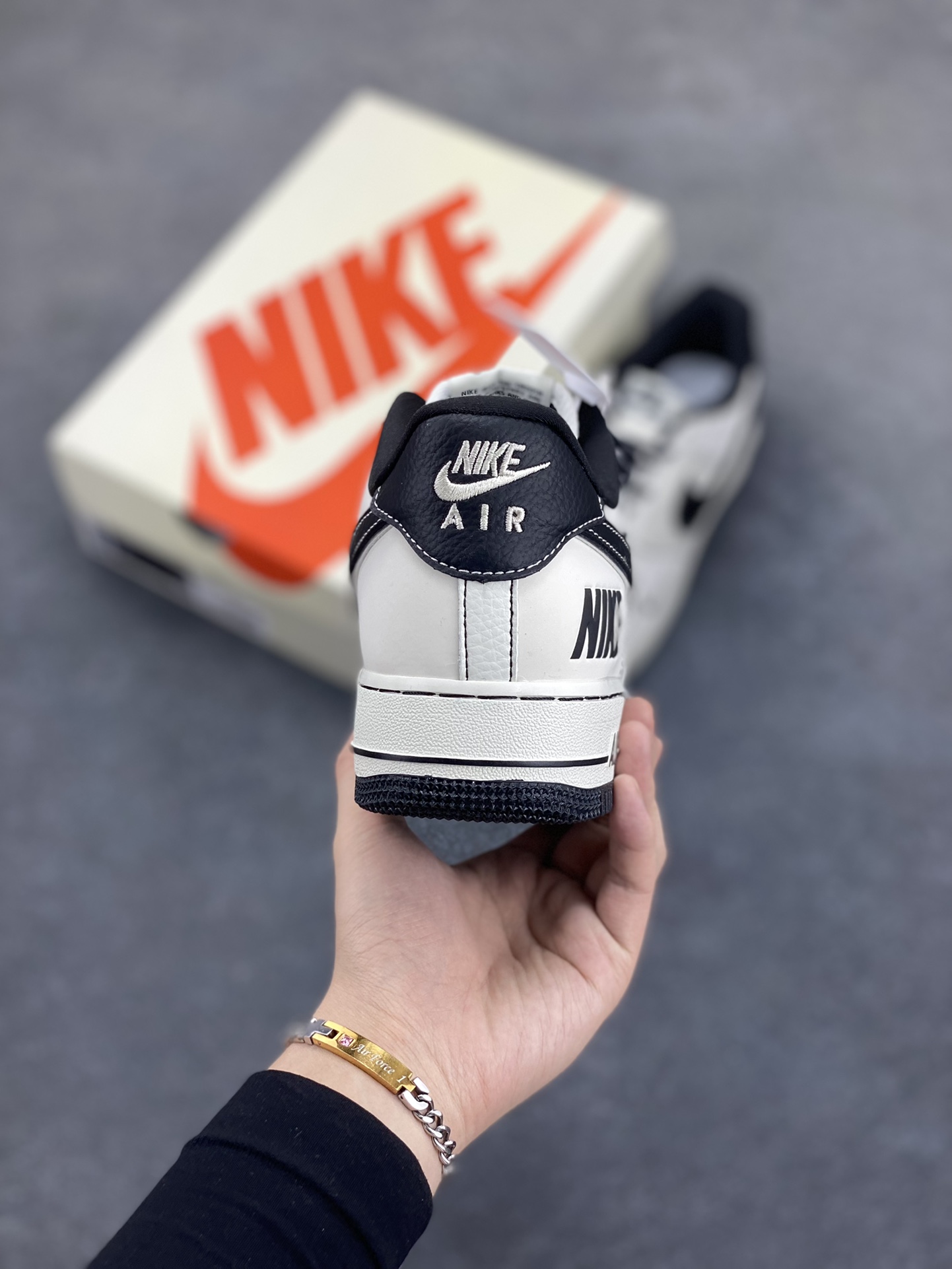 图片[4]-NIke Air Force 1 \’07 Low “NIKE联名–黑线双色底”空军一号 低帮 运动鞋 休闲鞋 折边针车 工艺难度大 原楦头原纸板 原装鞋盒 定制五金配件 内置全掌气垫 原厂鞋底 货号：CH6336-515 尺码：36 36.5 37.5 38 38.5 39 40 40.5 41 42 42.5 43 44 44.5 45-选品中心