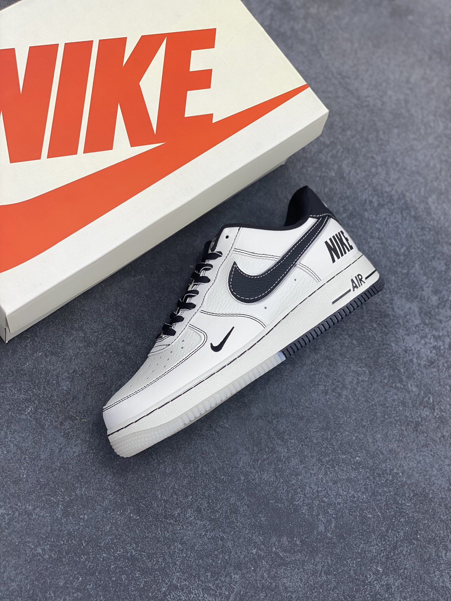 图片[7]-NIke Air Force 1 \’07 Low “NIKE联名–黑线双色底”空军一号 低帮 运动鞋 休闲鞋 折边针车 工艺难度大 原楦头原纸板 原装鞋盒 定制五金配件 内置全掌气垫 原厂鞋底 货号：CH6336-515 尺码：36 36.5 37.5 38 38.5 39 40 40.5 41 42 42.5 43 44 44.5 45-选品中心