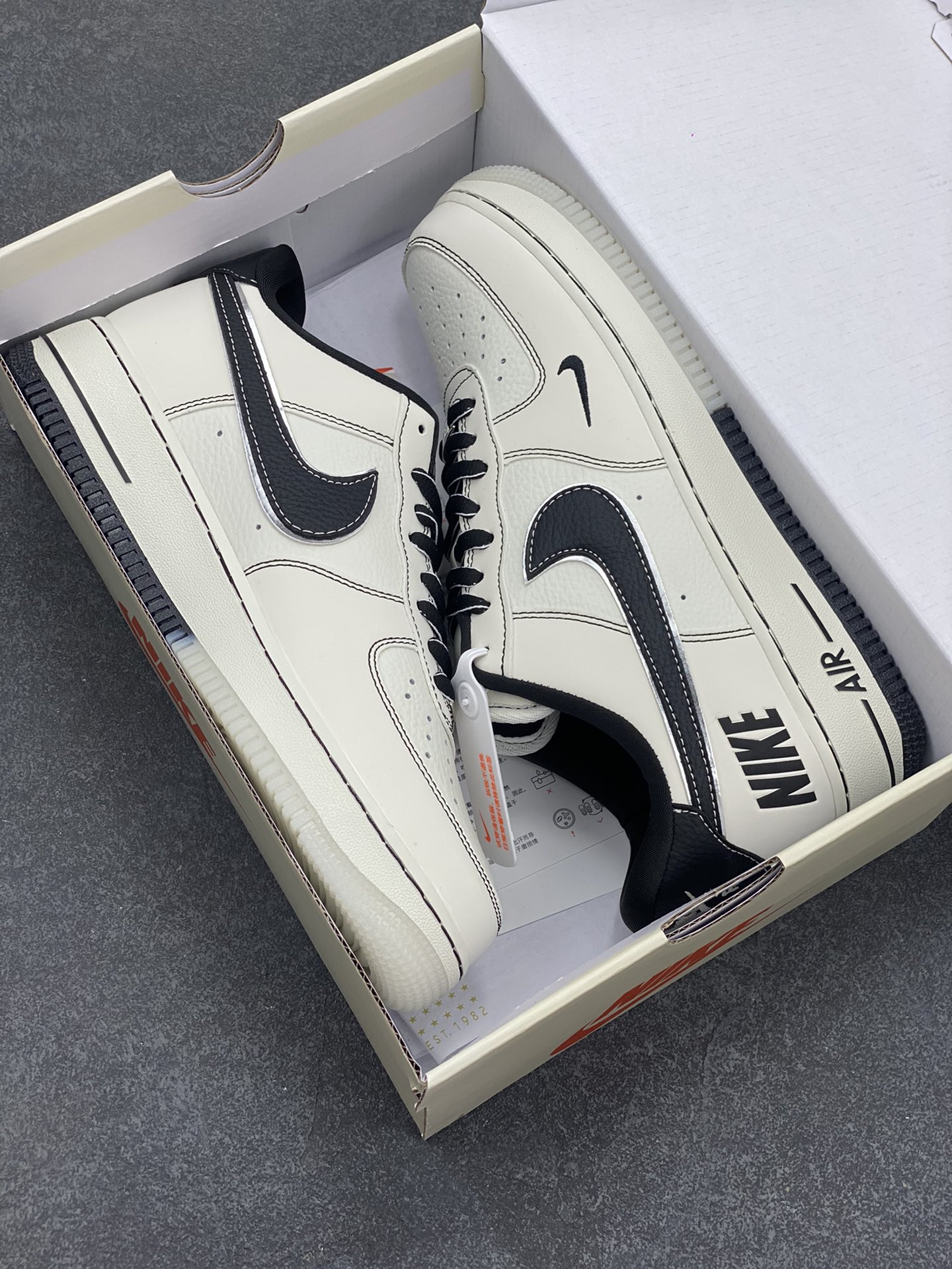 图片[9]-NIke Air Force 1 \’07 Low “NIKE联名–黑线双色底”空军一号 低帮 运动鞋 休闲鞋 折边针车 工艺难度大 原楦头原纸板 原装鞋盒 定制五金配件 内置全掌气垫 原厂鞋底 货号：CH6336-515 尺码：36 36.5 37.5 38 38.5 39 40 40.5 41 42 42.5 43 44 44.5 45-选品中心