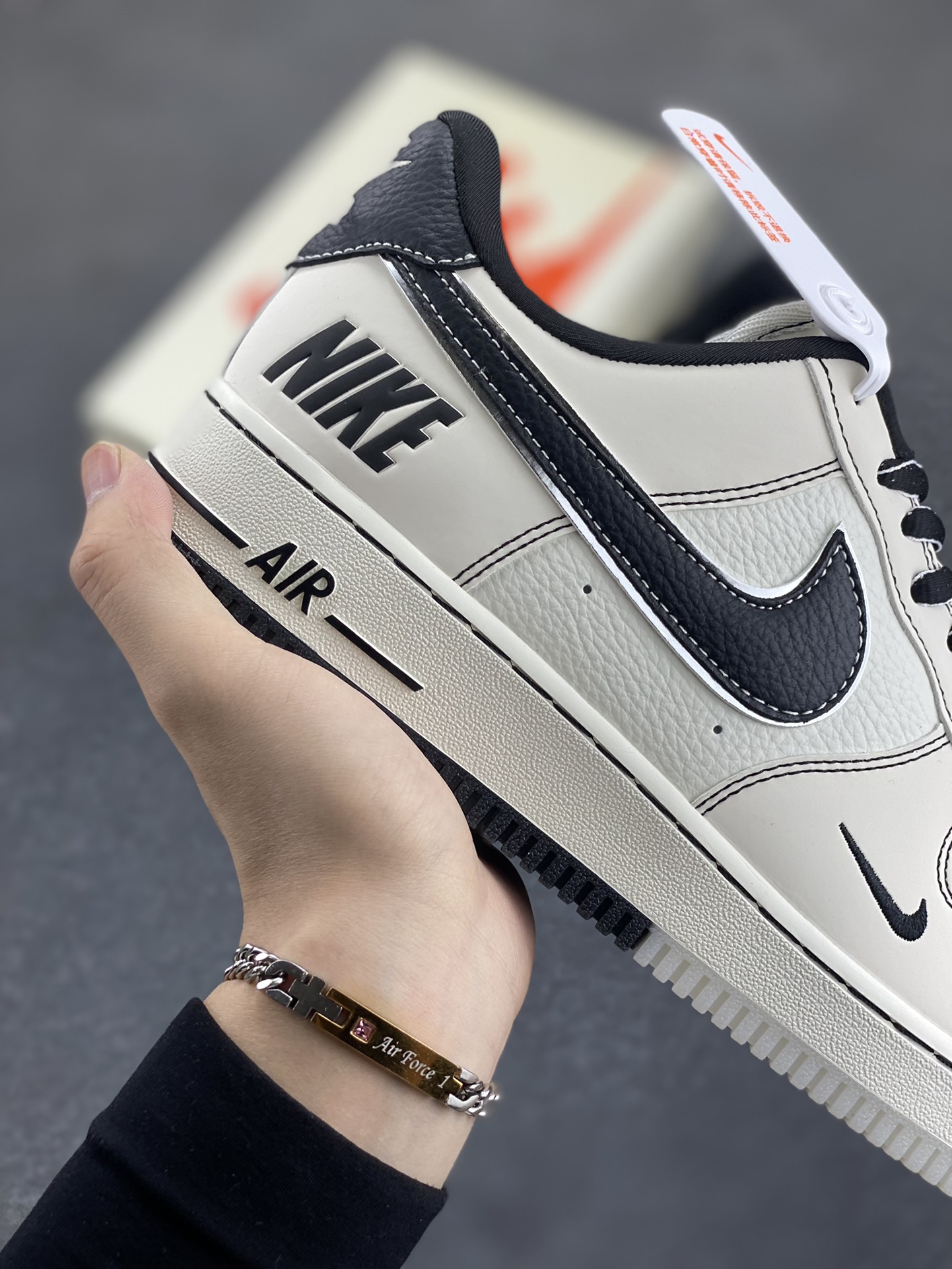 图片[6]-NIke Air Force 1 \’07 Low “NIKE联名–黑线双色底”空军一号 低帮 运动鞋 休闲鞋 折边针车 工艺难度大 原楦头原纸板 原装鞋盒 定制五金配件 内置全掌气垫 原厂鞋底 货号：CH6336-515 尺码：36 36.5 37.5 38 38.5 39 40 40.5 41 42 42.5 43 44 44.5 45-选品中心