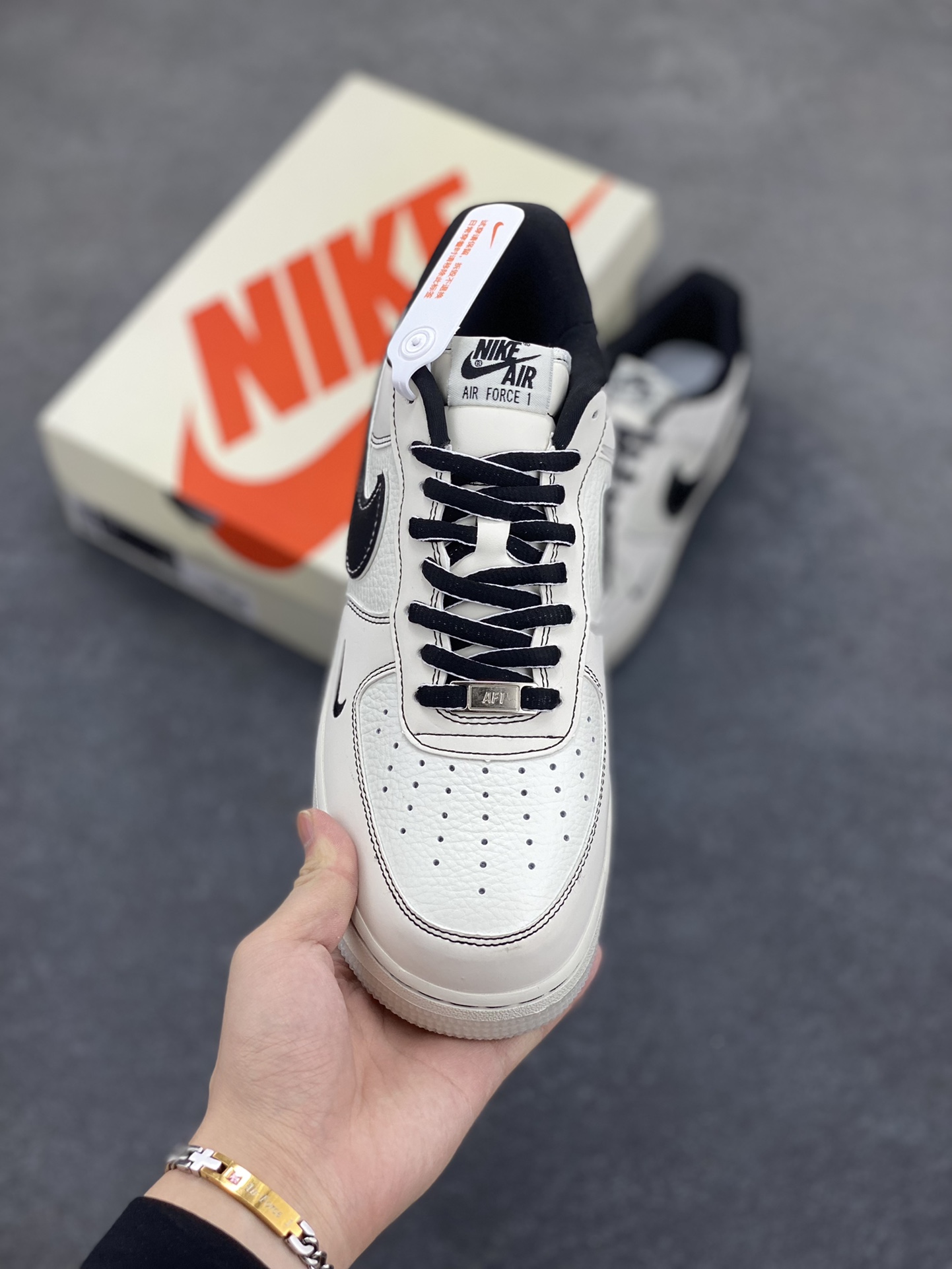 图片[2]-NIke Air Force 1 \’07 Low “NIKE联名–黑线双色底”空军一号 低帮 运动鞋 休闲鞋 折边针车 工艺难度大 原楦头原纸板 原装鞋盒 定制五金配件 内置全掌气垫 原厂鞋底 货号：CH6336-515 尺码：36 36.5 37.5 38 38.5 39 40 40.5 41 42 42.5 43 44 44.5 45-选品中心