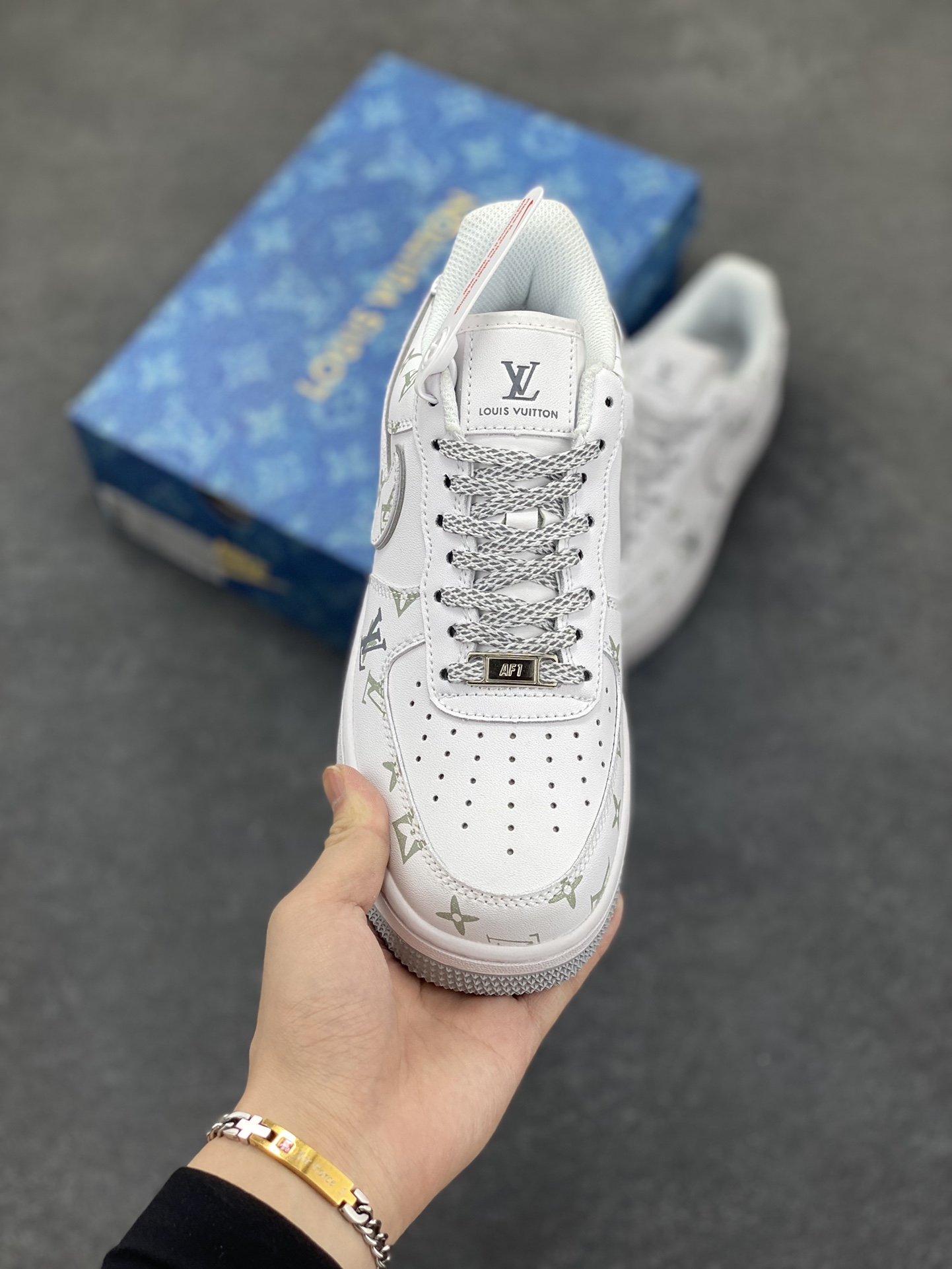 图片[2]-Nike Air Force 1 Low 空军一号低帮百搭休闲运动板鞋。柔软、弹性十足的缓震性能和出色的中底设计，横跨复古与现代的外型结合，造就出风靡全球三十多年的Force 1，直到今天还深受青睐。 货号：XD6188-004 尺码：36 36.5 37.5 38 38.5 39 40 40.5 41 42 42.5 43 44 44.5 45-选品中心