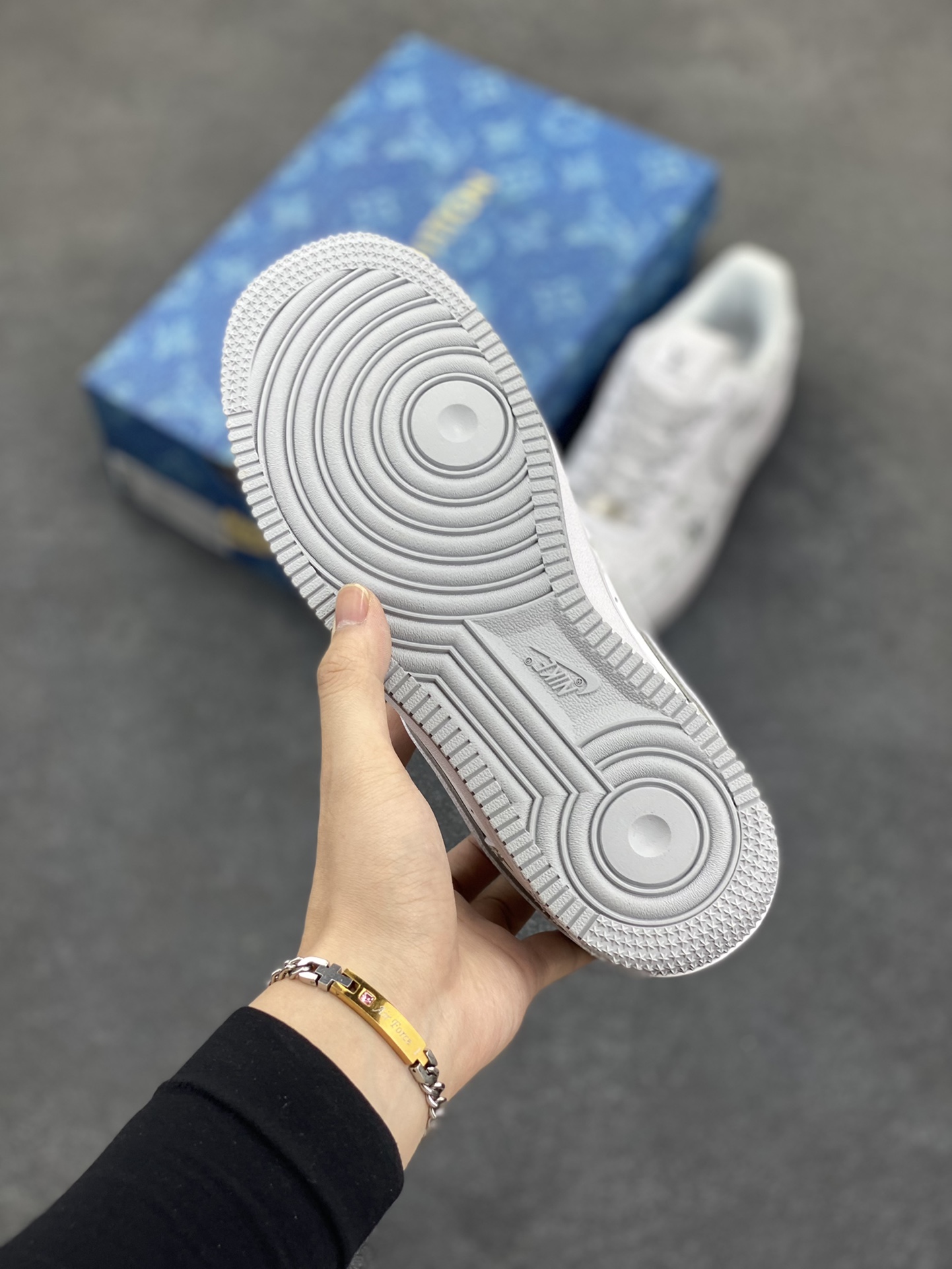 图片[5]-Nike Air Force 1 Low 空军一号低帮百搭休闲运动板鞋。柔软、弹性十足的缓震性能和出色的中底设计，横跨复古与现代的外型结合，造就出风靡全球三十多年的Force 1，直到今天还深受青睐。 货号：XD6188-004 尺码：36 36.5 37.5 38 38.5 39 40 40.5 41 42 42.5 43 44 44.5 45-选品中心