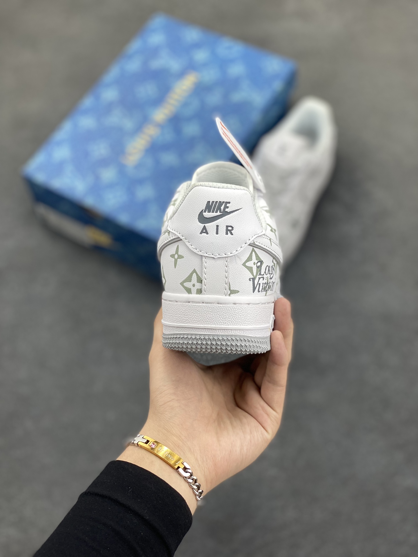 图片[4]-Nike Air Force 1 Low 空军一号低帮百搭休闲运动板鞋。柔软、弹性十足的缓震性能和出色的中底设计，横跨复古与现代的外型结合，造就出风靡全球三十多年的Force 1，直到今天还深受青睐。 货号：XD6188-004 尺码：36 36.5 37.5 38 38.5 39 40 40.5 41 42 42.5 43 44 44.5 45-选品中心