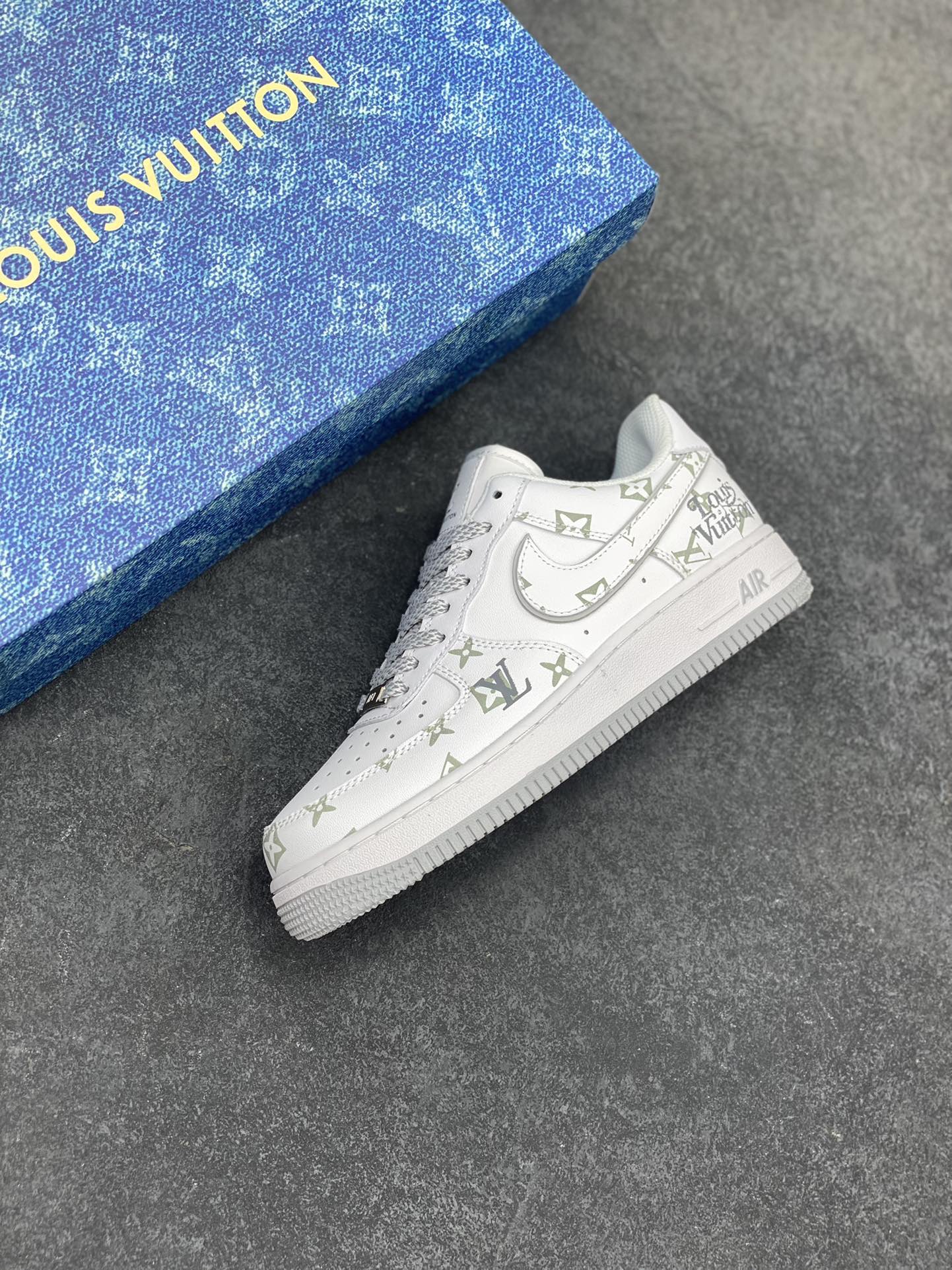 图片[7]-Nike Air Force 1 Low 空军一号低帮百搭休闲运动板鞋。柔软、弹性十足的缓震性能和出色的中底设计，横跨复古与现代的外型结合，造就出风靡全球三十多年的Force 1，直到今天还深受青睐。 货号：XD6188-004 尺码：36 36.5 37.5 38 38.5 39 40 40.5 41 42 42.5 43 44 44.5 45-选品中心