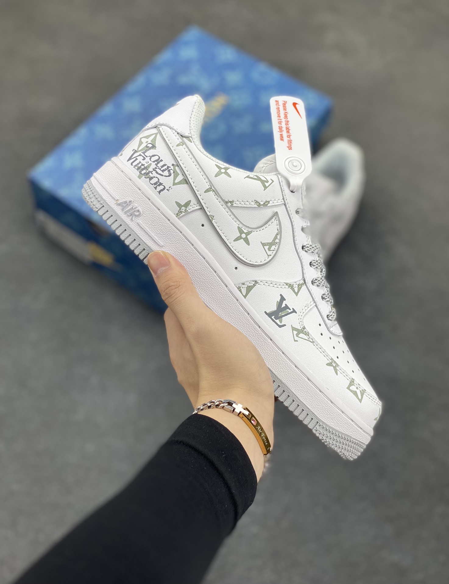 Nike Air Force 1 Low 空军一号低帮百搭休闲运动板鞋。柔软、弹性十足的缓震性能和出色的中底设计，横跨复古与现代的外型结合，造就出风靡全球三十多年的Force 1，直到今天还深受青睐。 货号：XD6188-004 尺码：36 36.5 37.5 38 38.5 39 40 40.5 41 42 42.5 43 44 44.5 45-选品中心