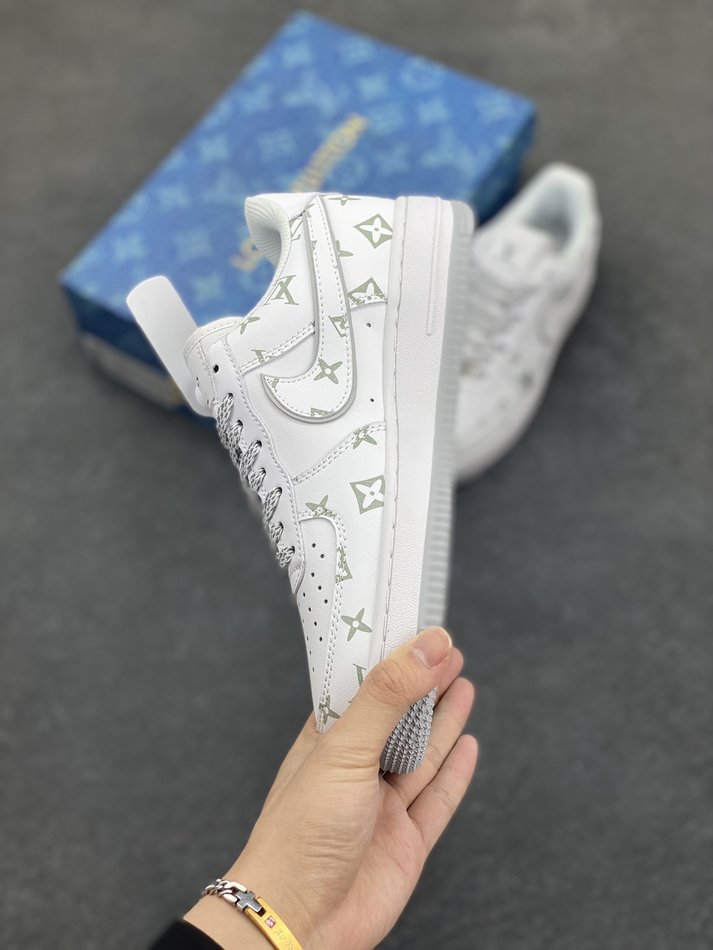 图片[3]-Nike Air Force 1 Low 空军一号低帮百搭休闲运动板鞋。柔软、弹性十足的缓震性能和出色的中底设计，横跨复古与现代的外型结合，造就出风靡全球三十多年的Force 1，直到今天还深受青睐。 货号：XD6188-004 尺码：36 36.5 37.5 38 38.5 39 40 40.5 41 42 42.5 43 44 44.5 45-选品中心