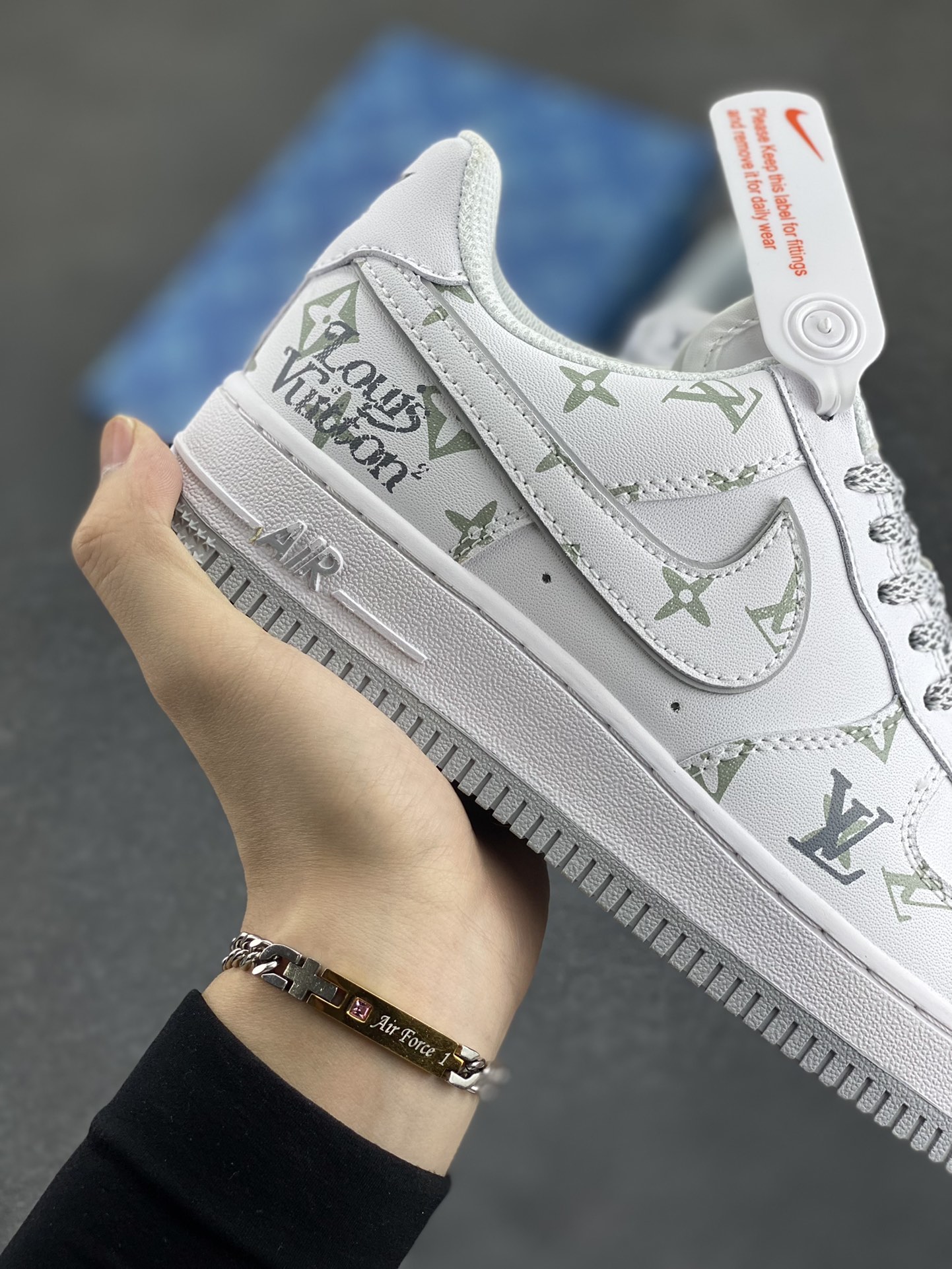 图片[6]-Nike Air Force 1 Low 空军一号低帮百搭休闲运动板鞋。柔软、弹性十足的缓震性能和出色的中底设计，横跨复古与现代的外型结合，造就出风靡全球三十多年的Force 1，直到今天还深受青睐。 货号：XD6188-004 尺码：36 36.5 37.5 38 38.5 39 40 40.5 41 42 42.5 43 44 44.5 45-选品中心