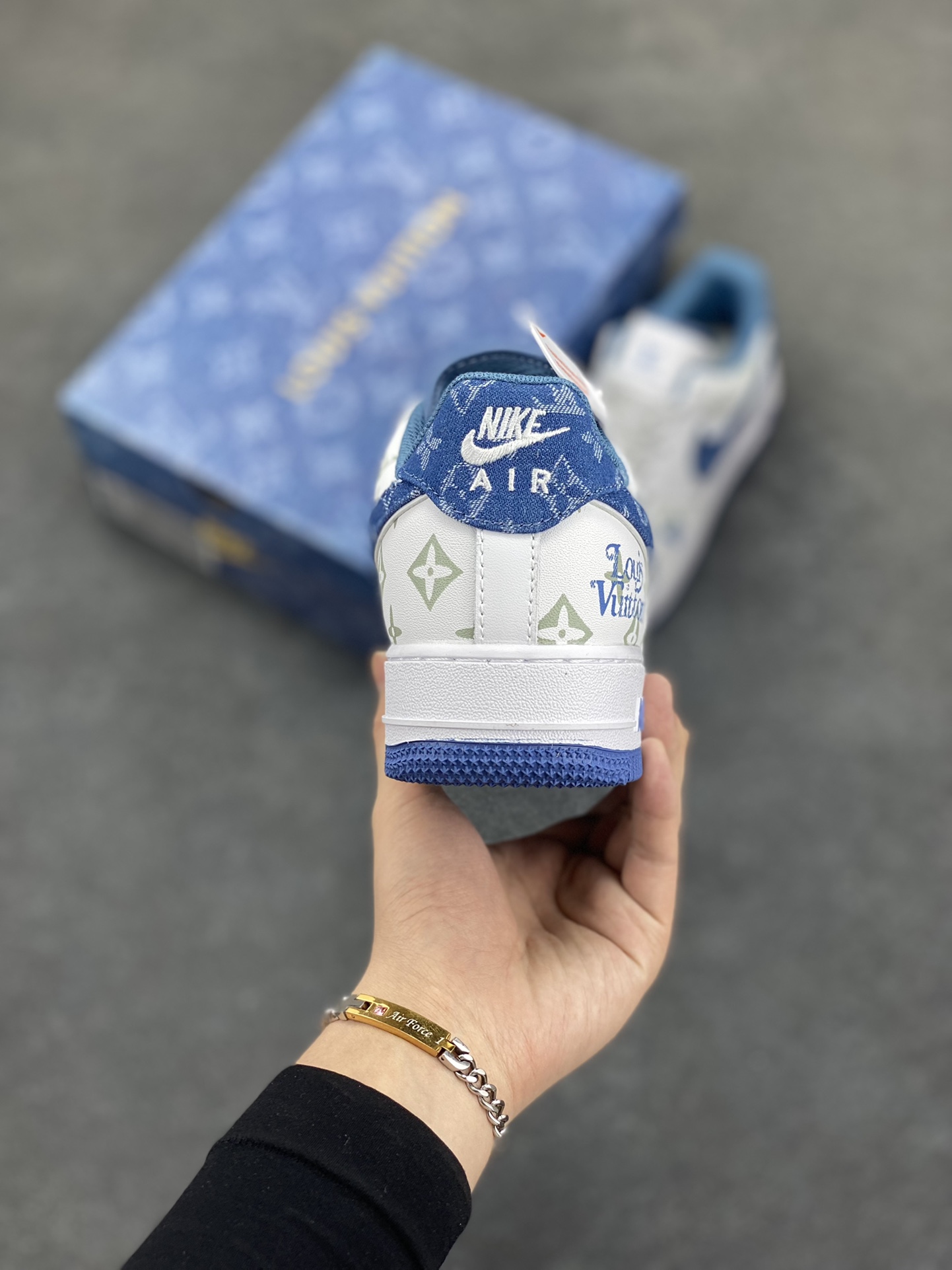 图片[4]-Nike Air Force 1 Low 空军一号低帮百搭休闲运动板鞋。柔软、弹性十足的缓震性能和出色的中底设计，横跨复古与现代的外型结合，造就出风靡全球三十多年的Force 1，直到今天还深受青睐。 货号：DR9868-600 尺码：36 36.5 37.5 38 38.5 39 40 40.5 41 42 42.5 43 44 44.5 45-选品中心