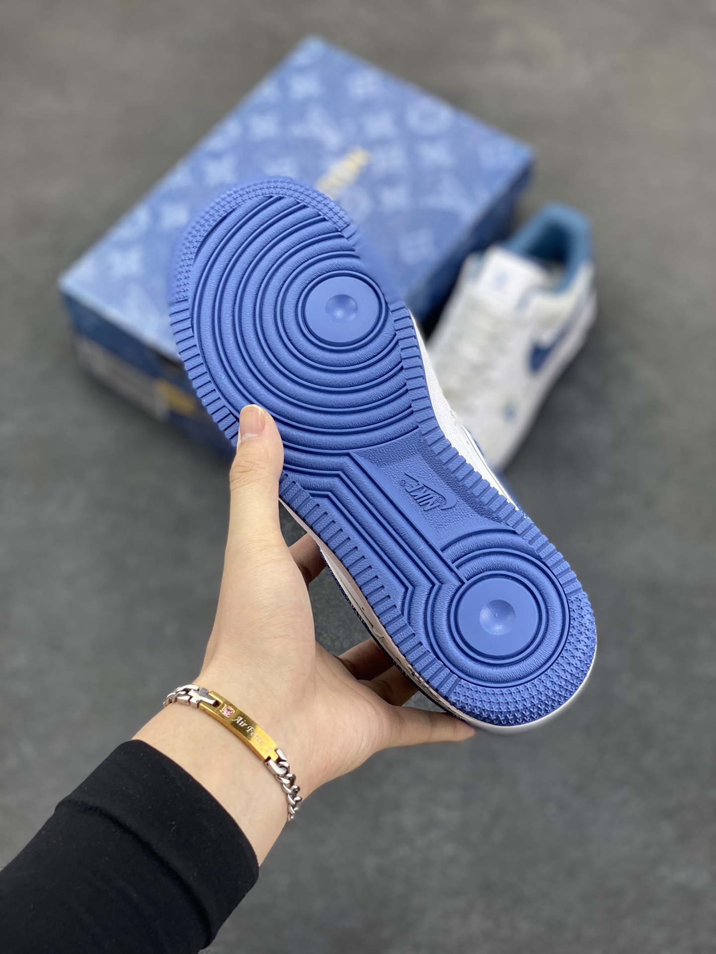图片[5]-Nike Air Force 1 Low 空军一号低帮百搭休闲运动板鞋。柔软、弹性十足的缓震性能和出色的中底设计，横跨复古与现代的外型结合，造就出风靡全球三十多年的Force 1，直到今天还深受青睐。 货号：DR9868-600 尺码：36 36.5 37.5 38 38.5 39 40 40.5 41 42 42.5 43 44 44.5 45-选品中心