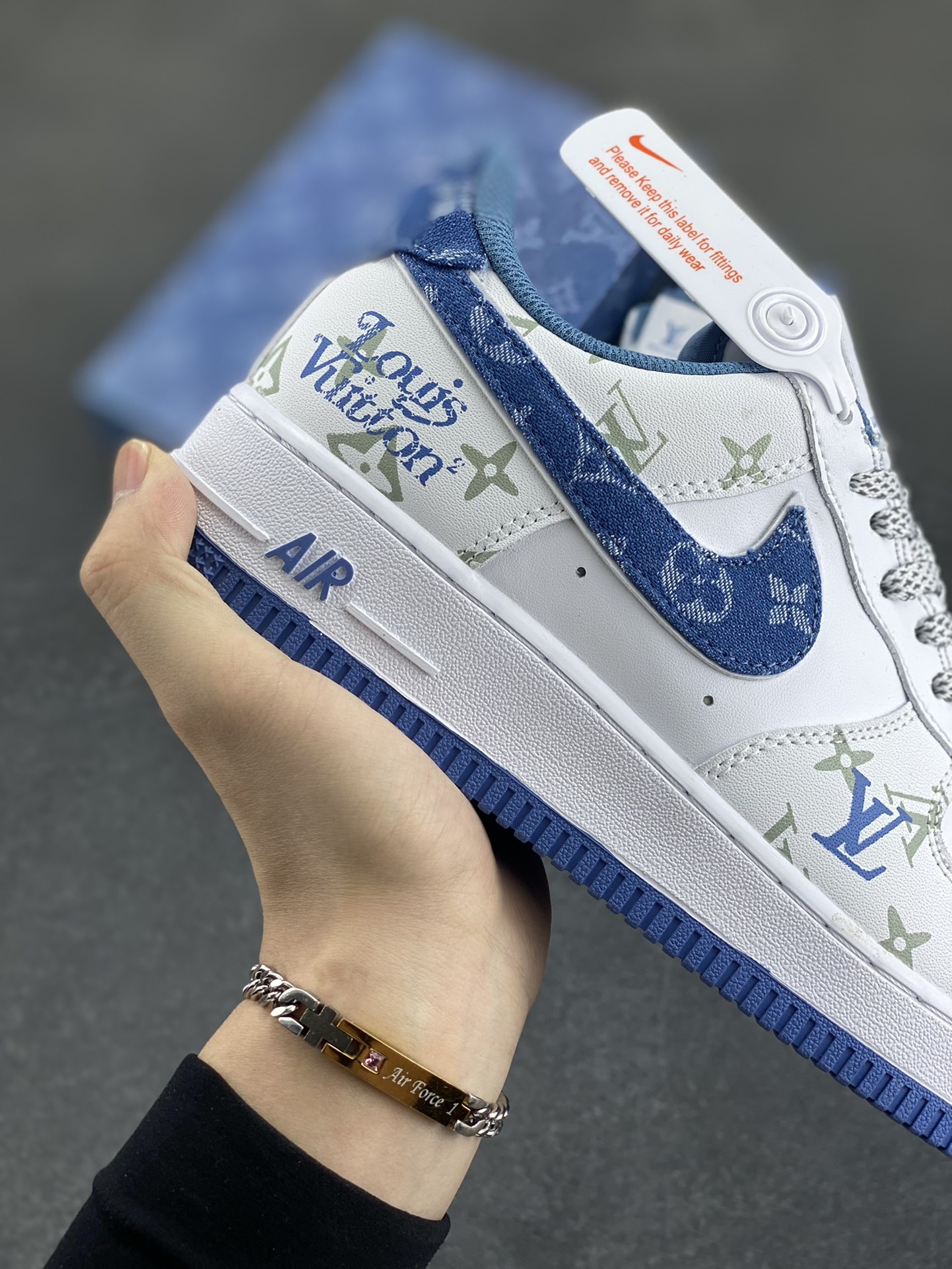 图片[6]-Nike Air Force 1 Low 空军一号低帮百搭休闲运动板鞋。柔软、弹性十足的缓震性能和出色的中底设计，横跨复古与现代的外型结合，造就出风靡全球三十多年的Force 1，直到今天还深受青睐。 货号：DR9868-600 尺码：36 36.5 37.5 38 38.5 39 40 40.5 41 42 42.5 43 44 44.5 45-选品中心