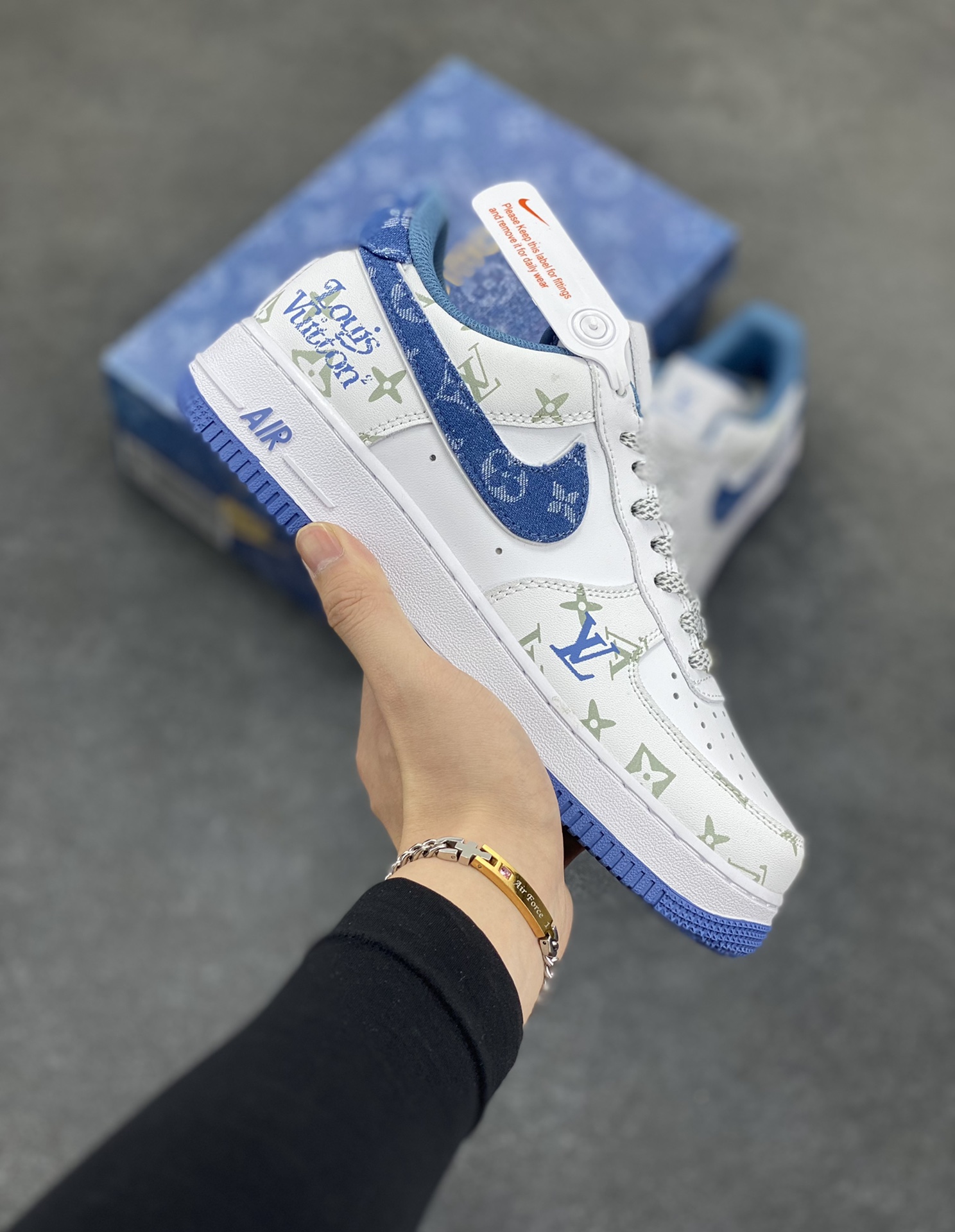 Nike Air Force 1 Low 空军一号低帮百搭休闲运动板鞋。柔软、弹性十足的缓震性能和出色的中底设计，横跨复古与现代的外型结合，造就出风靡全球三十多年的Force 1，直到今天还深受青睐。 货号：DR9868-600 尺码：36 36.5 37.5 38 38.5 39 40 40.5 41 42 42.5 43 44 44.5 45-选品中心