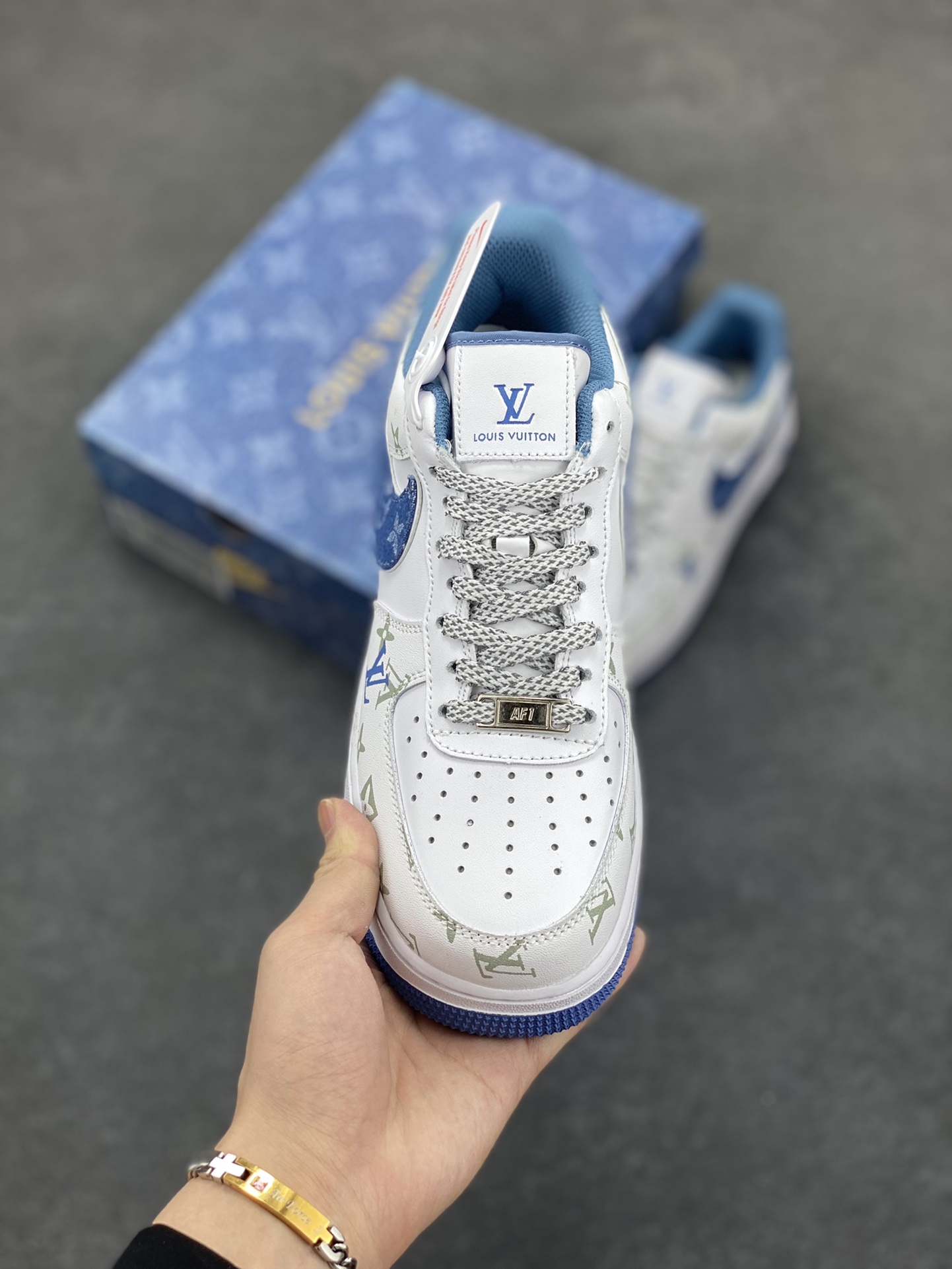 图片[2]-Nike Air Force 1 Low 空军一号低帮百搭休闲运动板鞋。柔软、弹性十足的缓震性能和出色的中底设计，横跨复古与现代的外型结合，造就出风靡全球三十多年的Force 1，直到今天还深受青睐。 货号：DR9868-600 尺码：36 36.5 37.5 38 38.5 39 40 40.5 41 42 42.5 43 44 44.5 45-选品中心