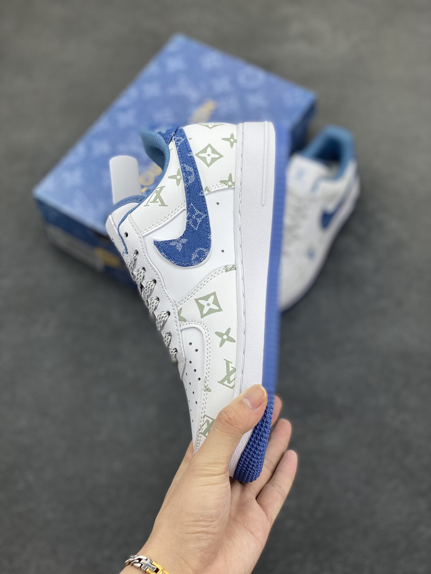 图片[3]-Nike Air Force 1 Low 空军一号低帮百搭休闲运动板鞋。柔软、弹性十足的缓震性能和出色的中底设计，横跨复古与现代的外型结合，造就出风靡全球三十多年的Force 1，直到今天还深受青睐。 货号：DR9868-600 尺码：36 36.5 37.5 38 38.5 39 40 40.5 41 42 42.5 43 44 44.5 45-选品中心