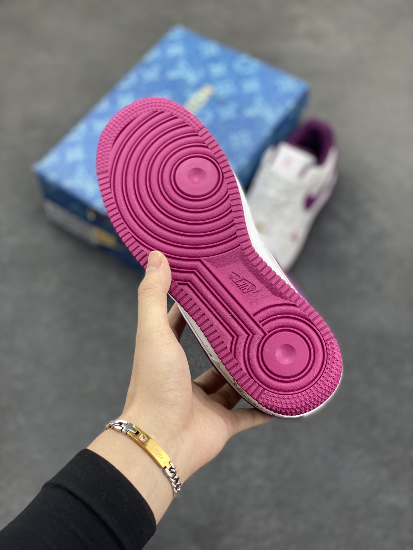 图片[5]-Nike Air Force 1 Low 空军一号低帮百搭休闲运动板鞋。柔软、弹性十足的缓震性能和出色的中底设计，横跨复古与现代的外型结合，造就出风靡全球三十多年的Force 1，直到今天还深受青睐。 货号：CV0670-500 尺码：36 36.5 37.5 38 38.5 39 40 40.5 41 42 42.5 43 44 44.5 45-选品中心