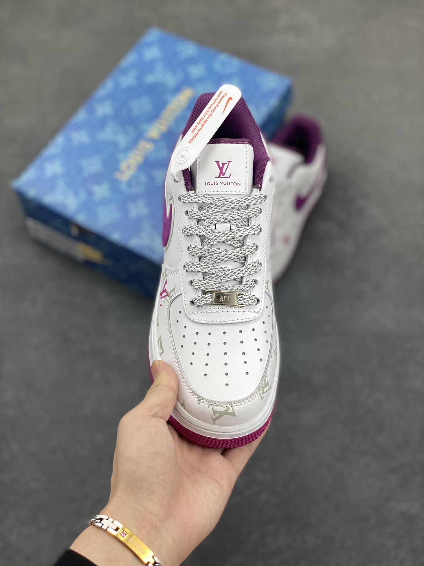 图片[2]-Nike Air Force 1 Low 空军一号低帮百搭休闲运动板鞋。柔软、弹性十足的缓震性能和出色的中底设计，横跨复古与现代的外型结合，造就出风靡全球三十多年的Force 1，直到今天还深受青睐。 货号：CV0670-500 尺码：36 36.5 37.5 38 38.5 39 40 40.5 41 42 42.5 43 44 44.5 45-选品中心