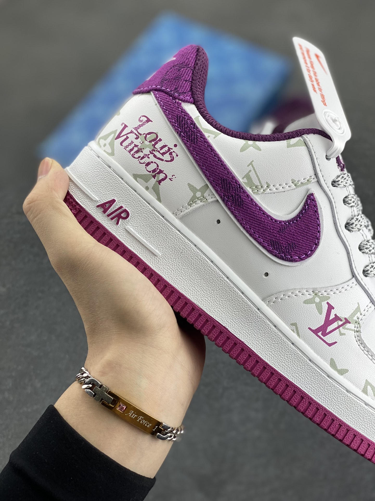图片[6]-Nike Air Force 1 Low 空军一号低帮百搭休闲运动板鞋。柔软、弹性十足的缓震性能和出色的中底设计，横跨复古与现代的外型结合，造就出风靡全球三十多年的Force 1，直到今天还深受青睐。 货号：CV0670-500 尺码：36 36.5 37.5 38 38.5 39 40 40.5 41 42 42.5 43 44 44.5 45-选品中心