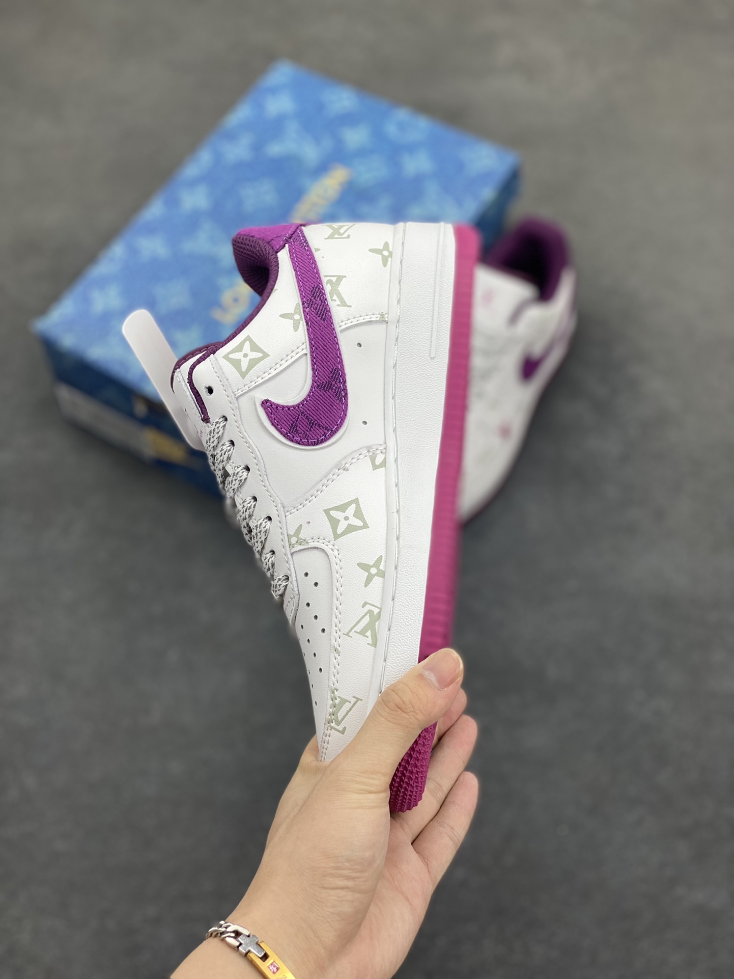 图片[3]-Nike Air Force 1 Low 空军一号低帮百搭休闲运动板鞋。柔软、弹性十足的缓震性能和出色的中底设计，横跨复古与现代的外型结合，造就出风靡全球三十多年的Force 1，直到今天还深受青睐。 货号：CV0670-500 尺码：36 36.5 37.5 38 38.5 39 40 40.5 41 42 42.5 43 44 44.5 45-选品中心