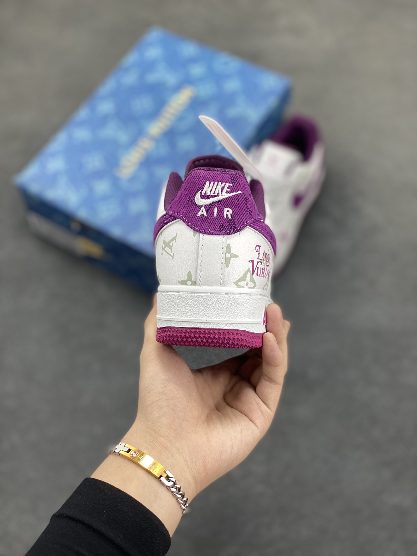 图片[4]-Nike Air Force 1 Low 空军一号低帮百搭休闲运动板鞋。柔软、弹性十足的缓震性能和出色的中底设计，横跨复古与现代的外型结合，造就出风靡全球三十多年的Force 1，直到今天还深受青睐。 货号：CV0670-500 尺码：36 36.5 37.5 38 38.5 39 40 40.5 41 42 42.5 43 44 44.5 45-选品中心