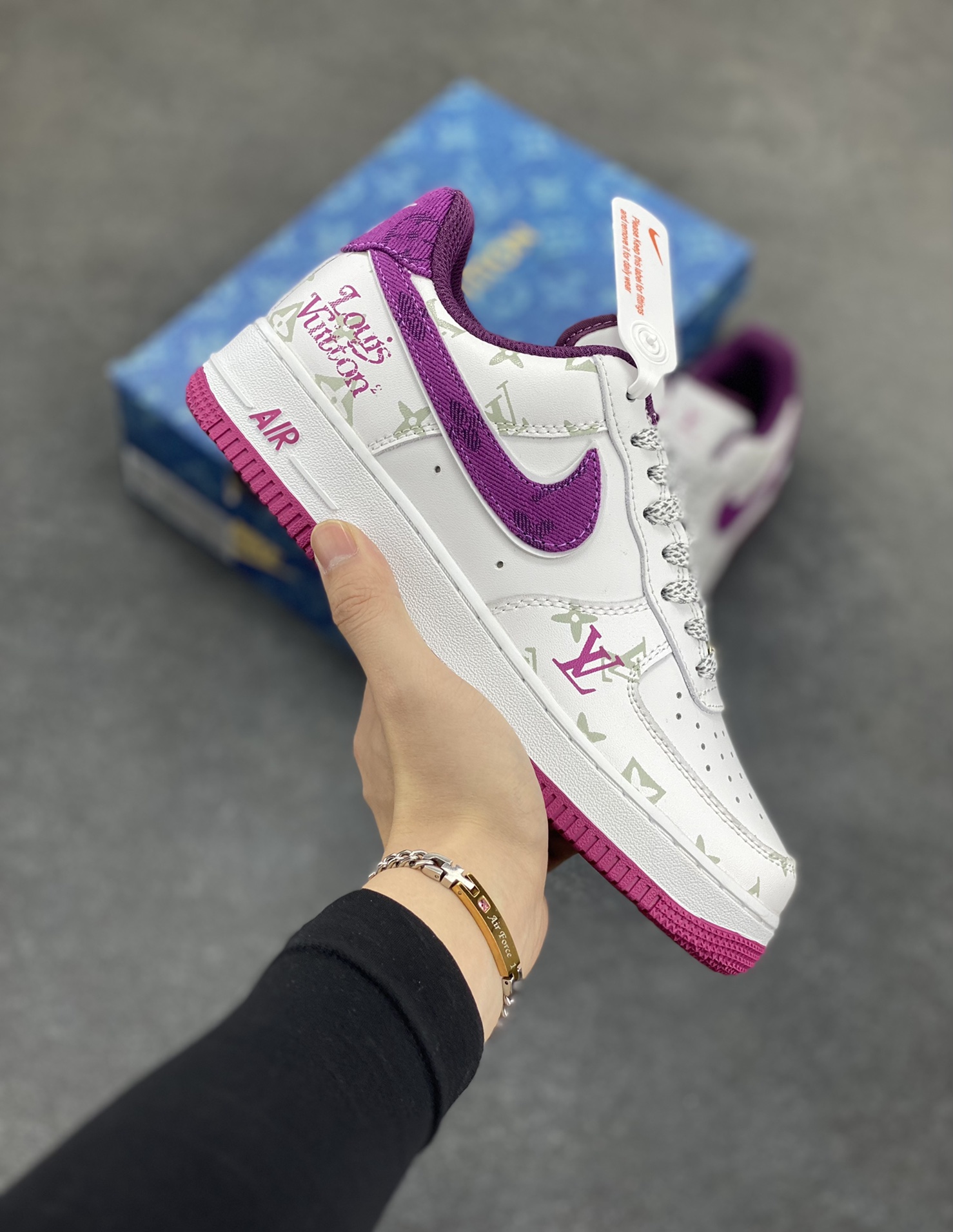 Nike Air Force 1 Low 空军一号低帮百搭休闲运动板鞋。柔软、弹性十足的缓震性能和出色的中底设计，横跨复古与现代的外型结合，造就出风靡全球三十多年的Force 1，直到今天还深受青睐。 货号：CV0670-500 尺码：36 36.5 37.5 38 38.5 39 40 40.5 41 42 42.5 43 44 44.5 45-选品中心