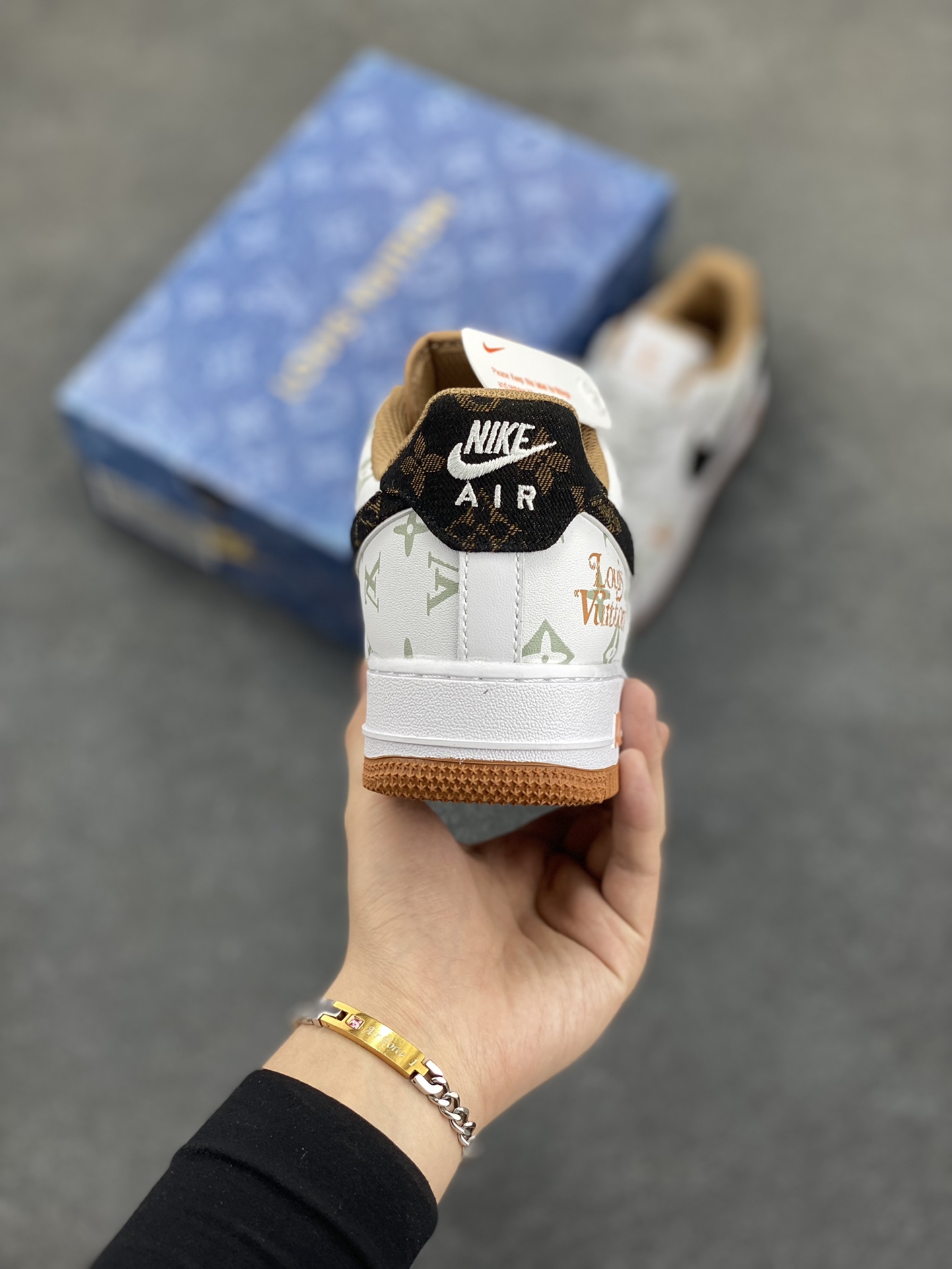 图片[4]-Nike Air Force 1 Low 空军一号低帮百搭休闲运动板鞋。柔软、弹性十足的缓震性能和出色的中底设计，横跨复古与现代的外型结合，造就出风靡全球三十多年的Force 1，直到今天还深受青睐。 货号：CV0670-600 尺码：36 36.5 37.5 38 38.5 39 40 40.5 41 42 42.5 43 44 44.5 45-选品中心