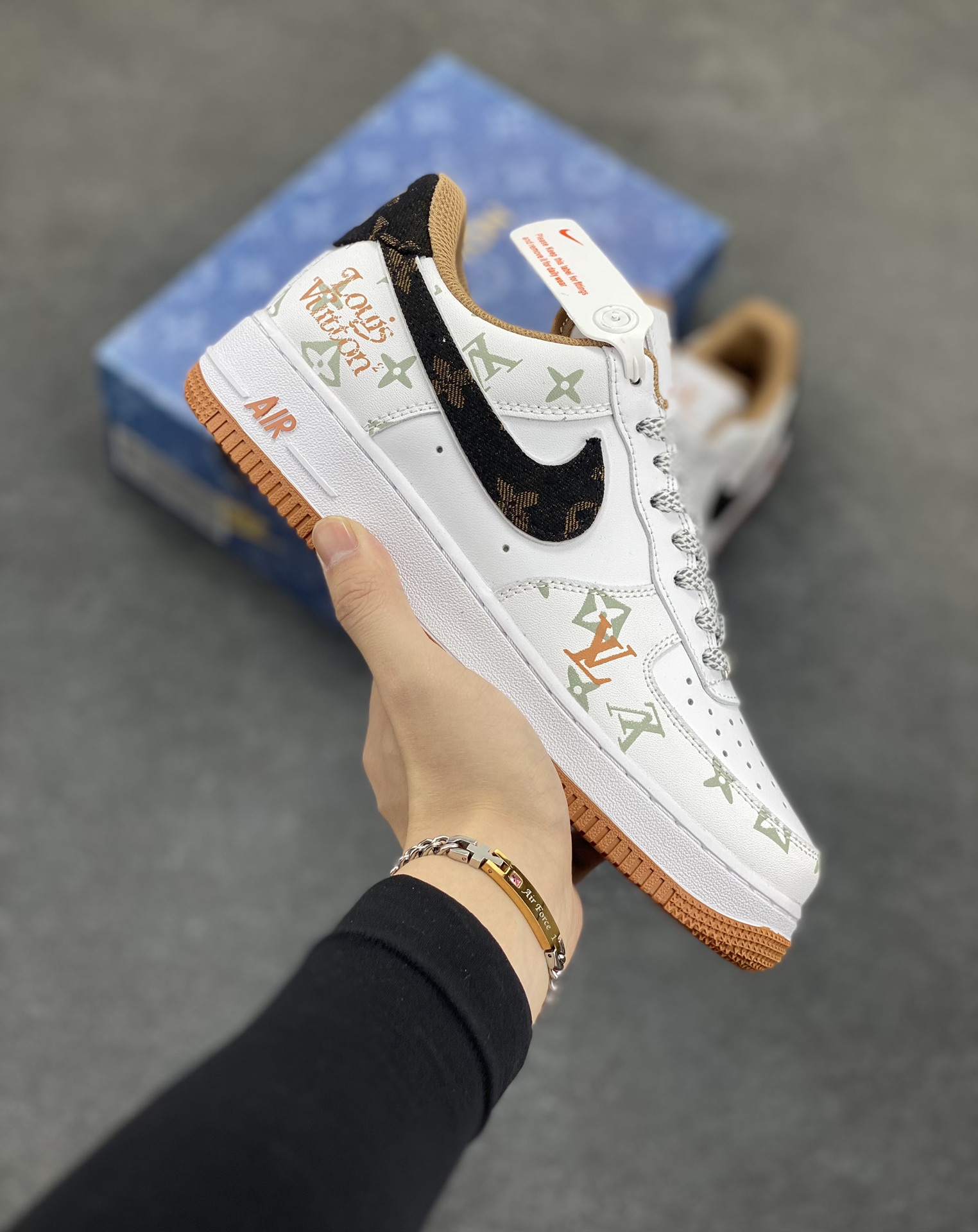 Nike Air Force 1 Low 空军一号低帮百搭休闲运动板鞋。柔软、弹性十足的缓震性能和出色的中底设计,横跨复古与现代的外型结合,造就出风靡全球三十多年的Force 1,直到今天还深受青睐。 货号:CV0670-600 尺码:36 36.5 37.5 38 38.5 39 40 40.5 41 42 42.5 43 44 44.5 45-选品中心
