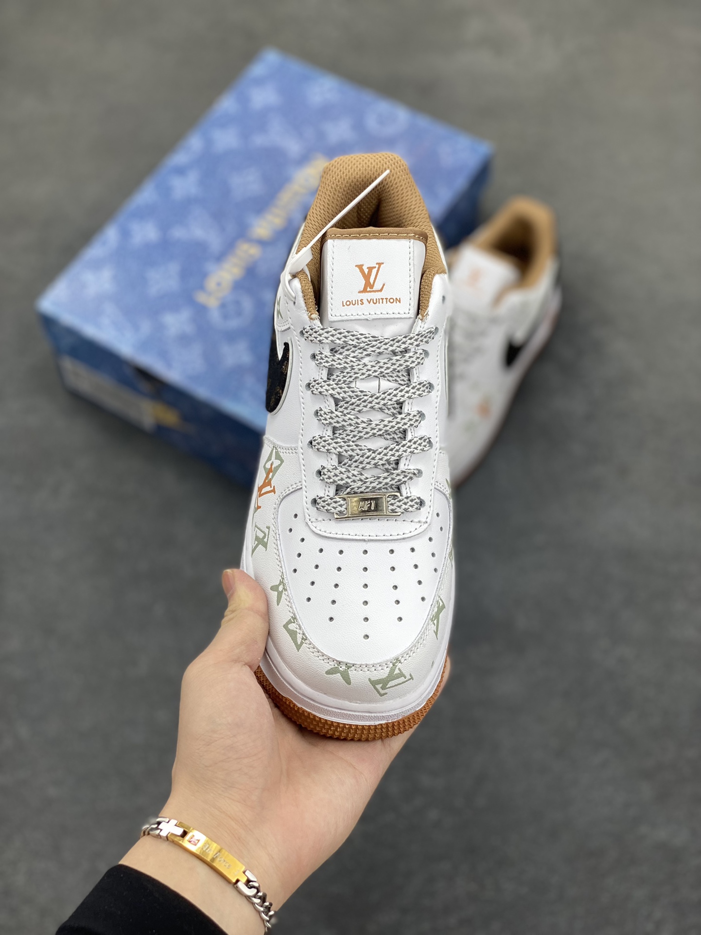 图片[2]-Nike Air Force 1 Low 空军一号低帮百搭休闲运动板鞋。柔软、弹性十足的缓震性能和出色的中底设计，横跨复古与现代的外型结合，造就出风靡全球三十多年的Force 1，直到今天还深受青睐。 货号：CV0670-600 尺码：36 36.5 37.5 38 38.5 39 40 40.5 41 42 42.5 43 44 44.5 45-选品中心