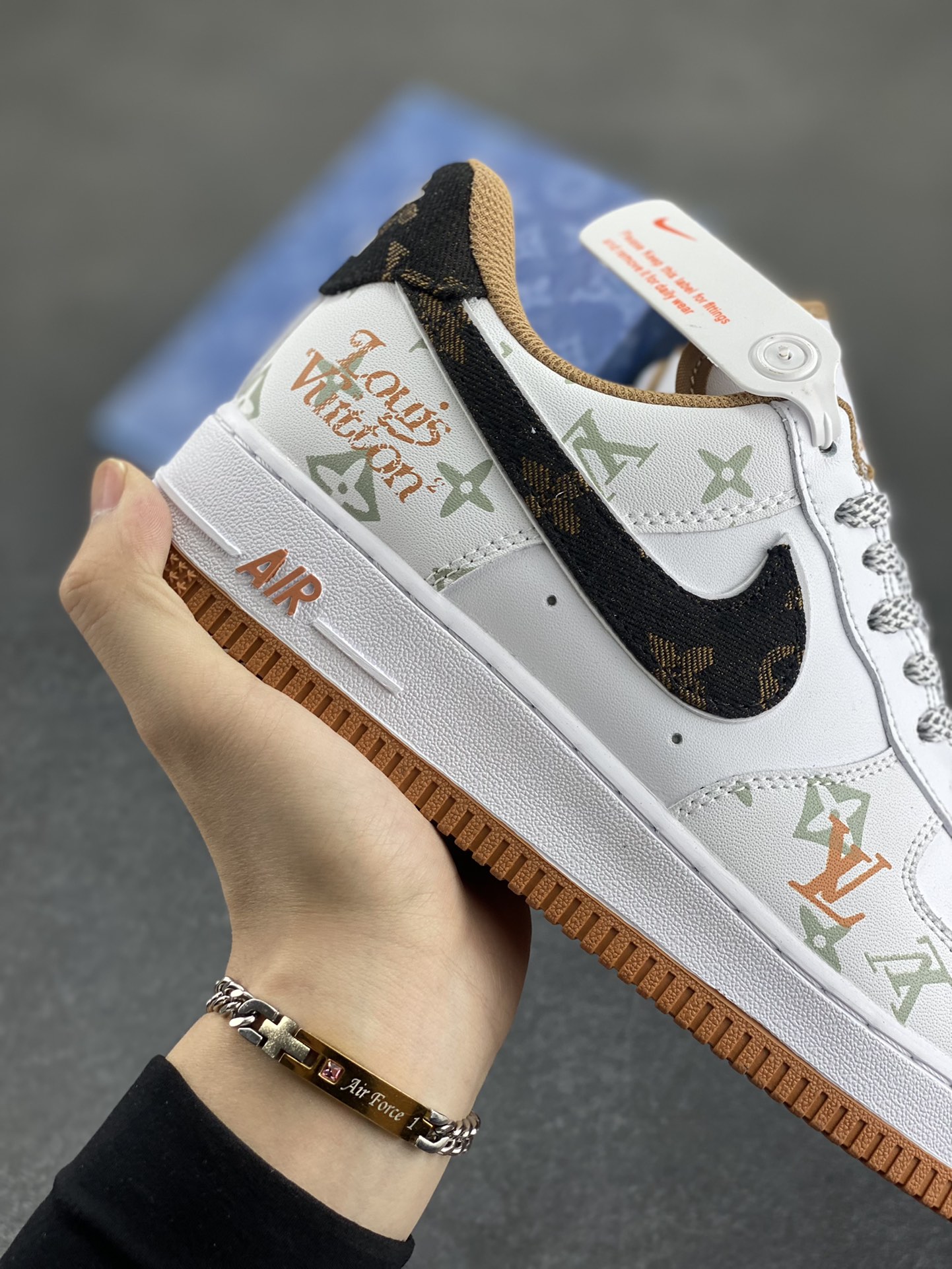 图片[6]-Nike Air Force 1 Low 空军一号低帮百搭休闲运动板鞋。柔软、弹性十足的缓震性能和出色的中底设计，横跨复古与现代的外型结合，造就出风靡全球三十多年的Force 1，直到今天还深受青睐。 货号：CV0670-600 尺码：36 36.5 37.5 38 38.5 39 40 40.5 41 42 42.5 43 44 44.5 45-选品中心