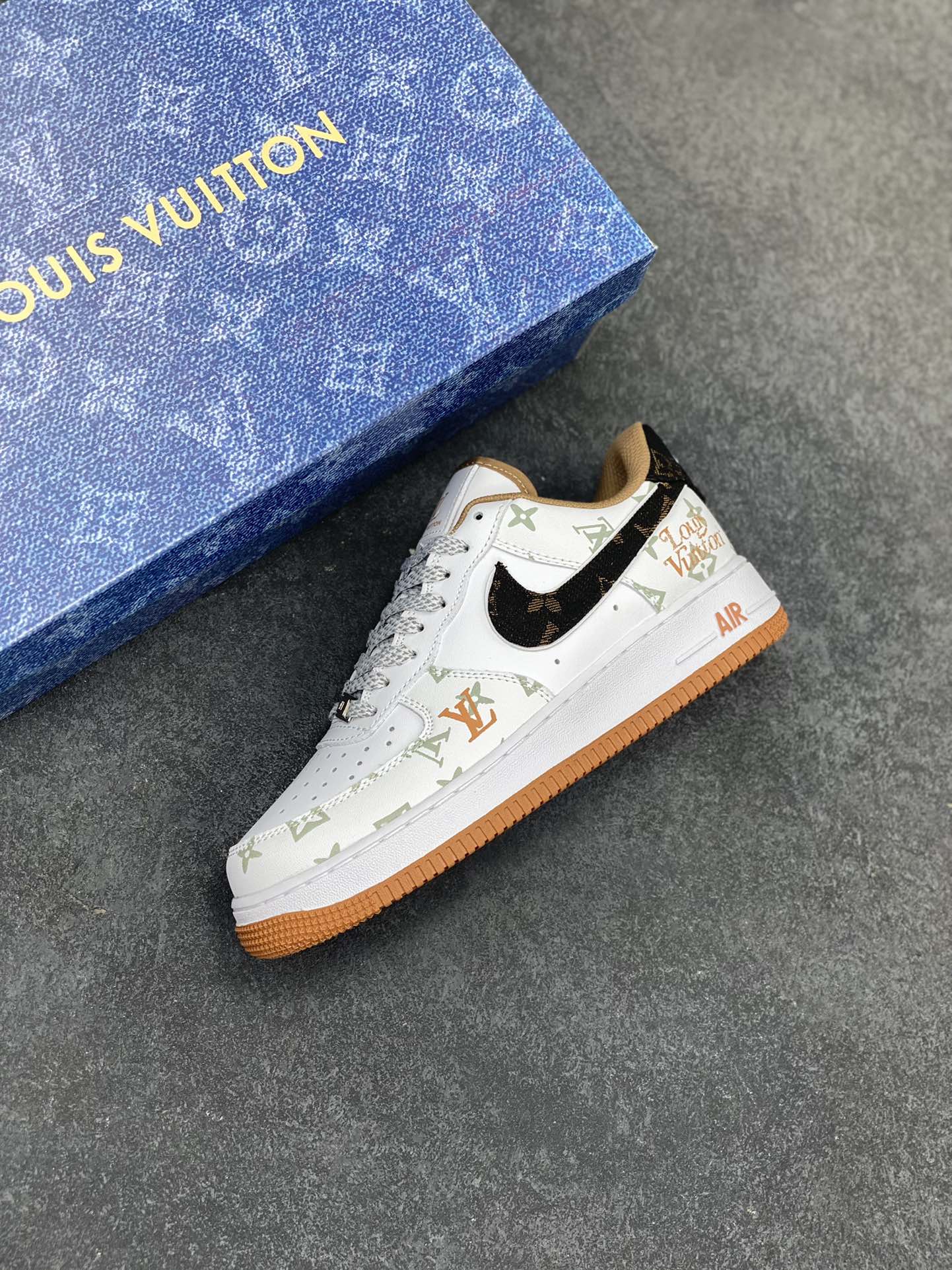 图片[7]-Nike Air Force 1 Low 空军一号低帮百搭休闲运动板鞋。柔软、弹性十足的缓震性能和出色的中底设计，横跨复古与现代的外型结合，造就出风靡全球三十多年的Force 1，直到今天还深受青睐。 货号：CV0670-600 尺码：36 36.5 37.5 38 38.5 39 40 40.5 41 42 42.5 43 44 44.5 45-选品中心