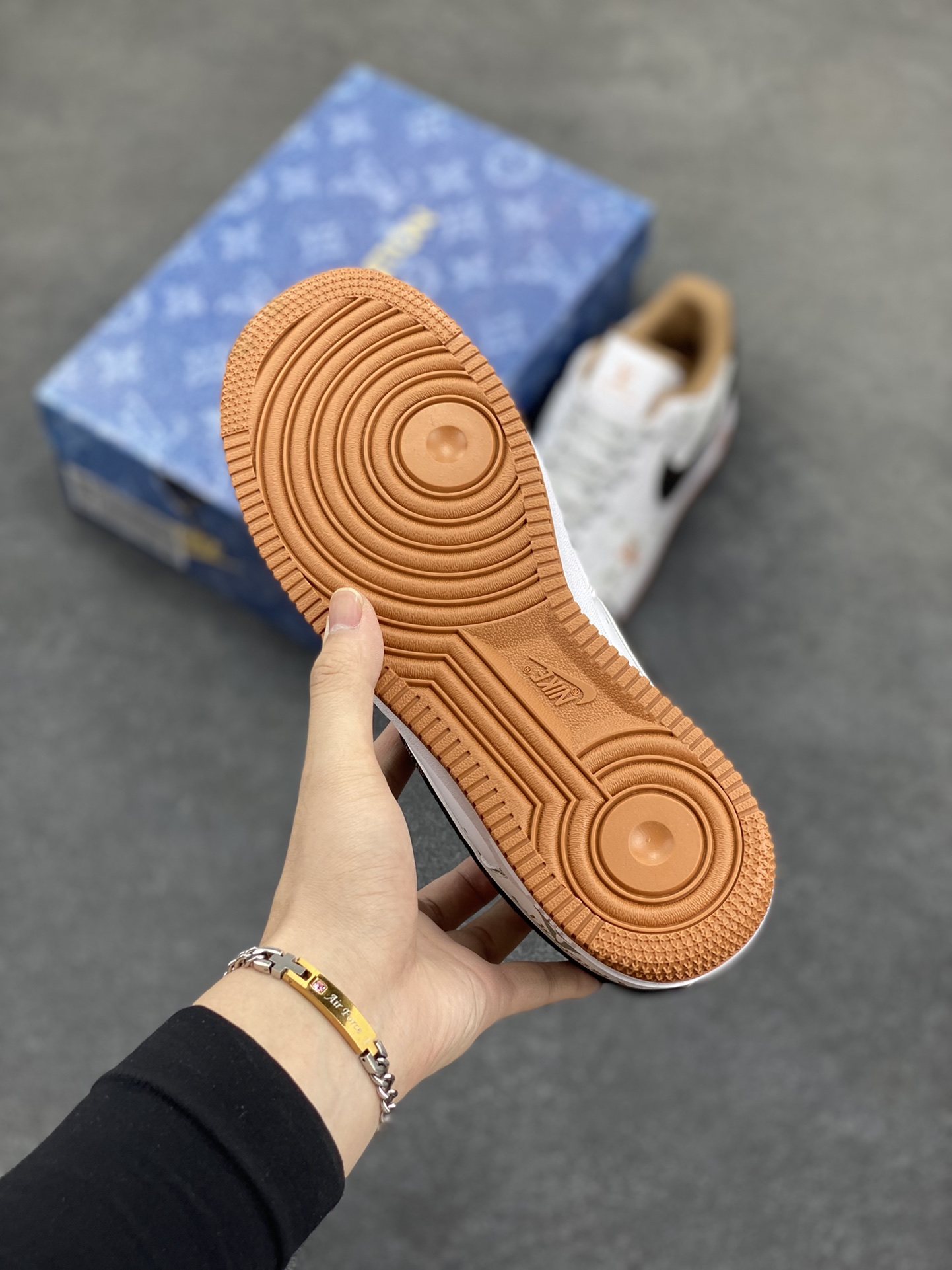 图片[5]-Nike Air Force 1 Low 空军一号低帮百搭休闲运动板鞋。柔软、弹性十足的缓震性能和出色的中底设计，横跨复古与现代的外型结合，造就出风靡全球三十多年的Force 1，直到今天还深受青睐。 货号：CV0670-600 尺码：36 36.5 37.5 38 38.5 39 40 40.5 41 42 42.5 43 44 44.5 45-选品中心