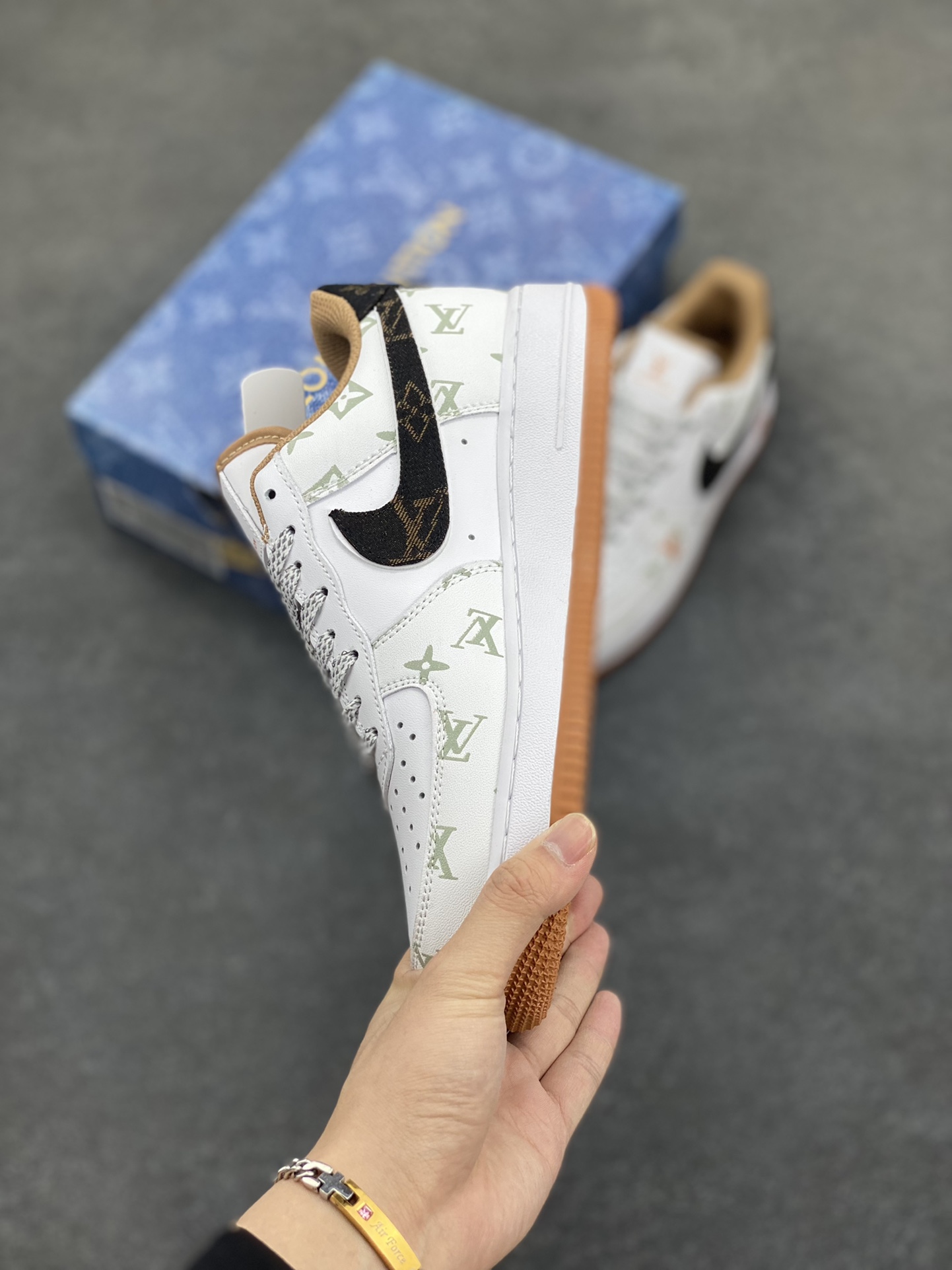 图片[3]-Nike Air Force 1 Low 空军一号低帮百搭休闲运动板鞋。柔软、弹性十足的缓震性能和出色的中底设计，横跨复古与现代的外型结合，造就出风靡全球三十多年的Force 1，直到今天还深受青睐。 货号：CV0670-600 尺码：36 36.5 37.5 38 38.5 39 40 40.5 41 42 42.5 43 44 44.5 45-选品中心