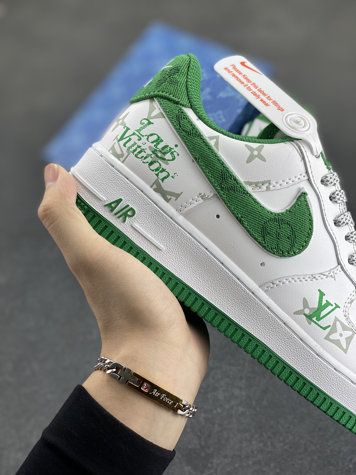 图片[6]-Nike Air Force 1 Low 空军一号低帮百搭休闲运动板鞋。柔软、弹性十足的缓震性能和出色的中底设计，横跨复古与现代的外型结合，造就出风靡全球三十多年的Force 1，直到今天还深受青睐。 货号：CV0670-400 尺码：36 36.5 37.5 38 38.5 39 40 40.5 41 42 42.5 43 44 44.5 45-选品中心