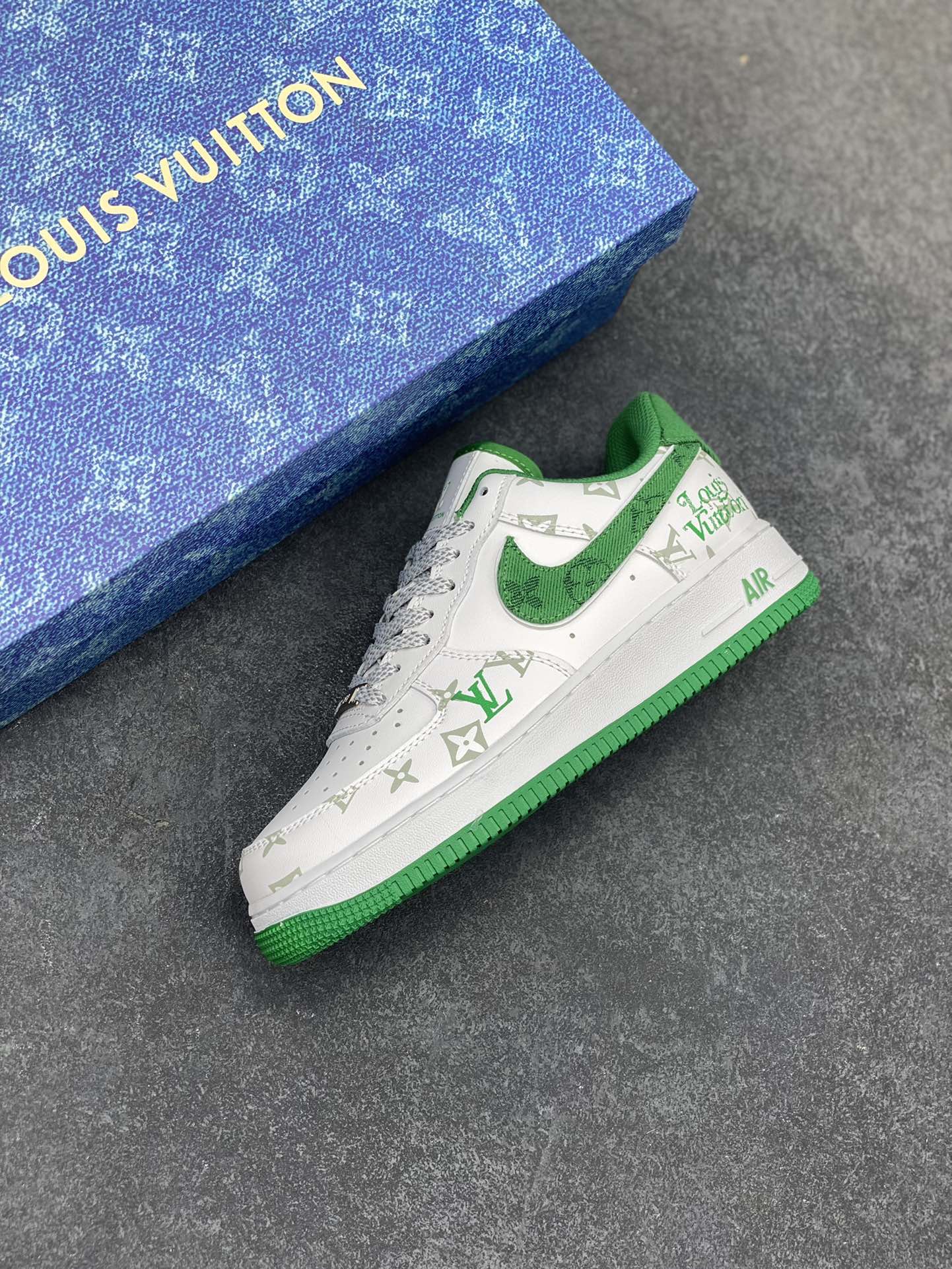 图片[7]-Nike Air Force 1 Low 空军一号低帮百搭休闲运动板鞋。柔软、弹性十足的缓震性能和出色的中底设计，横跨复古与现代的外型结合，造就出风靡全球三十多年的Force 1，直到今天还深受青睐。 货号：CV0670-400 尺码：36 36.5 37.5 38 38.5 39 40 40.5 41 42 42.5 43 44 44.5 45-选品中心