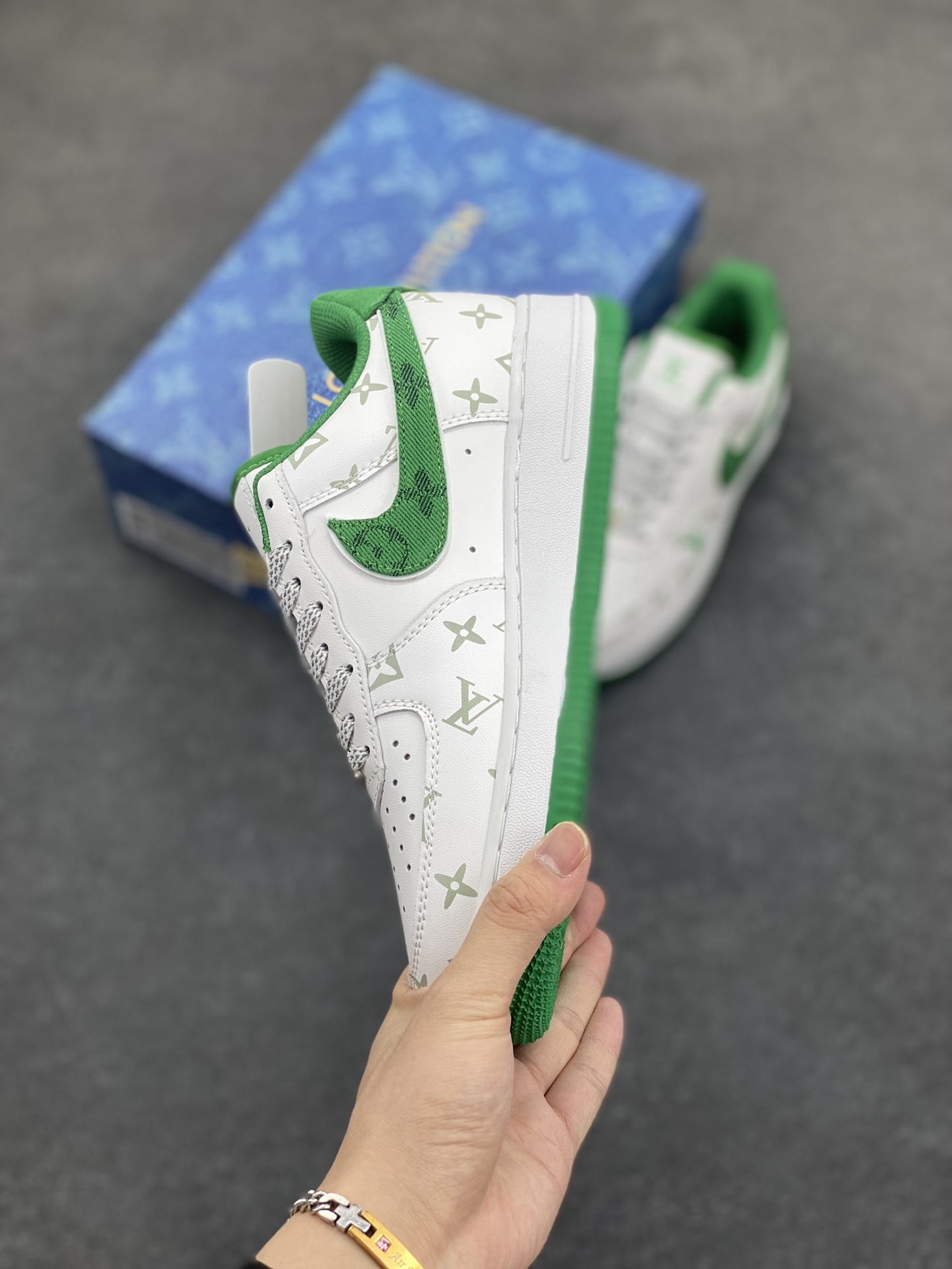 图片[3]-Nike Air Force 1 Low 空军一号低帮百搭休闲运动板鞋。柔软、弹性十足的缓震性能和出色的中底设计，横跨复古与现代的外型结合，造就出风靡全球三十多年的Force 1，直到今天还深受青睐。 货号：CV0670-400 尺码：36 36.5 37.5 38 38.5 39 40 40.5 41 42 42.5 43 44 44.5 45-选品中心