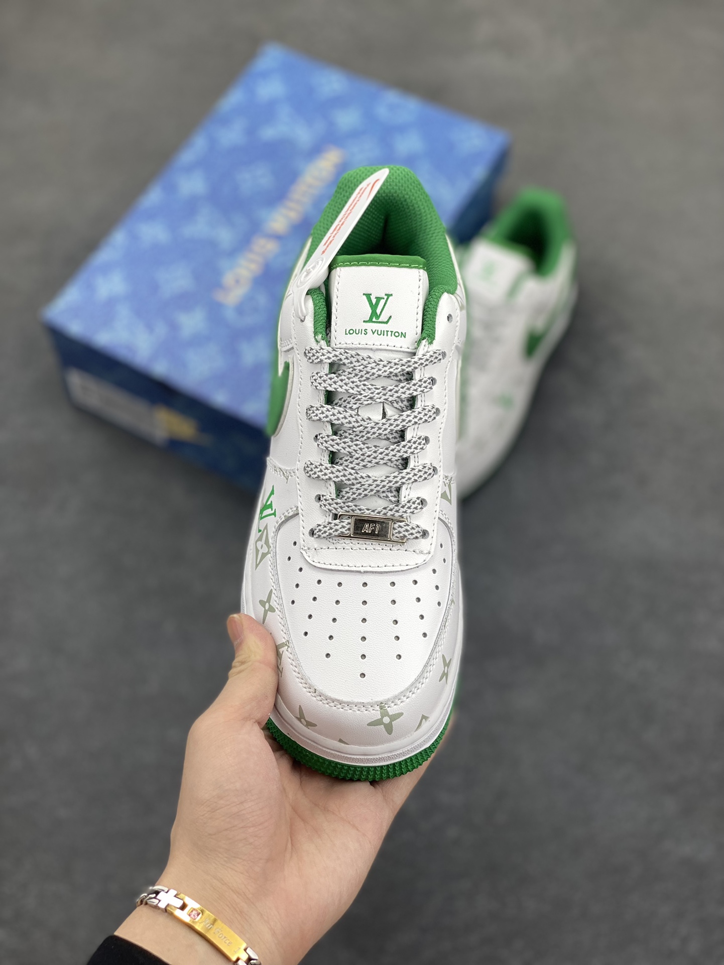 图片[2]-Nike Air Force 1 Low 空军一号低帮百搭休闲运动板鞋。柔软、弹性十足的缓震性能和出色的中底设计，横跨复古与现代的外型结合，造就出风靡全球三十多年的Force 1，直到今天还深受青睐。 货号：CV0670-400 尺码：36 36.5 37.5 38 38.5 39 40 40.5 41 42 42.5 43 44 44.5 45-选品中心