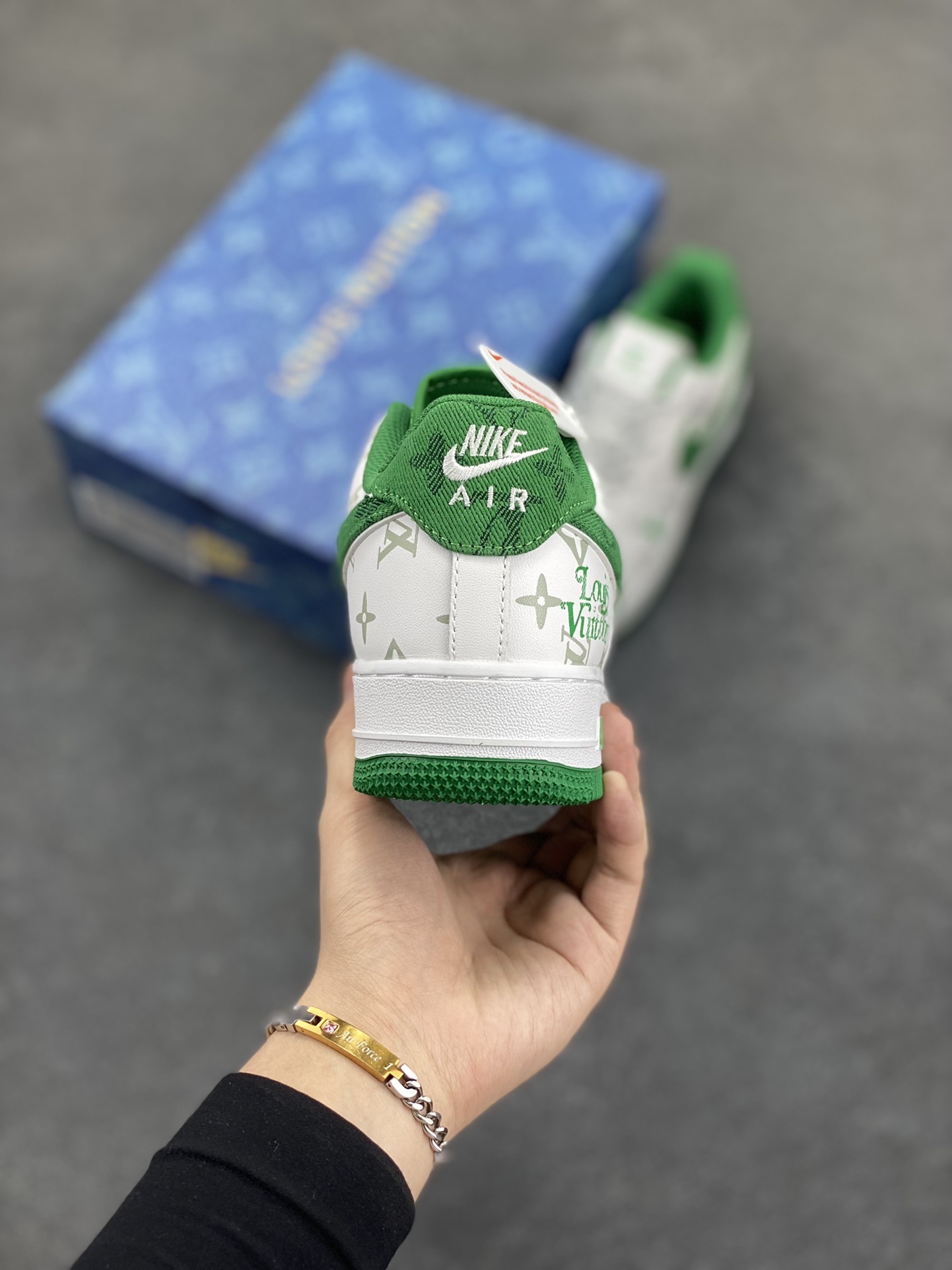 图片[4]-Nike Air Force 1 Low 空军一号低帮百搭休闲运动板鞋。柔软、弹性十足的缓震性能和出色的中底设计，横跨复古与现代的外型结合，造就出风靡全球三十多年的Force 1，直到今天还深受青睐。 货号：CV0670-400 尺码：36 36.5 37.5 38 38.5 39 40 40.5 41 42 42.5 43 44 44.5 45-选品中心