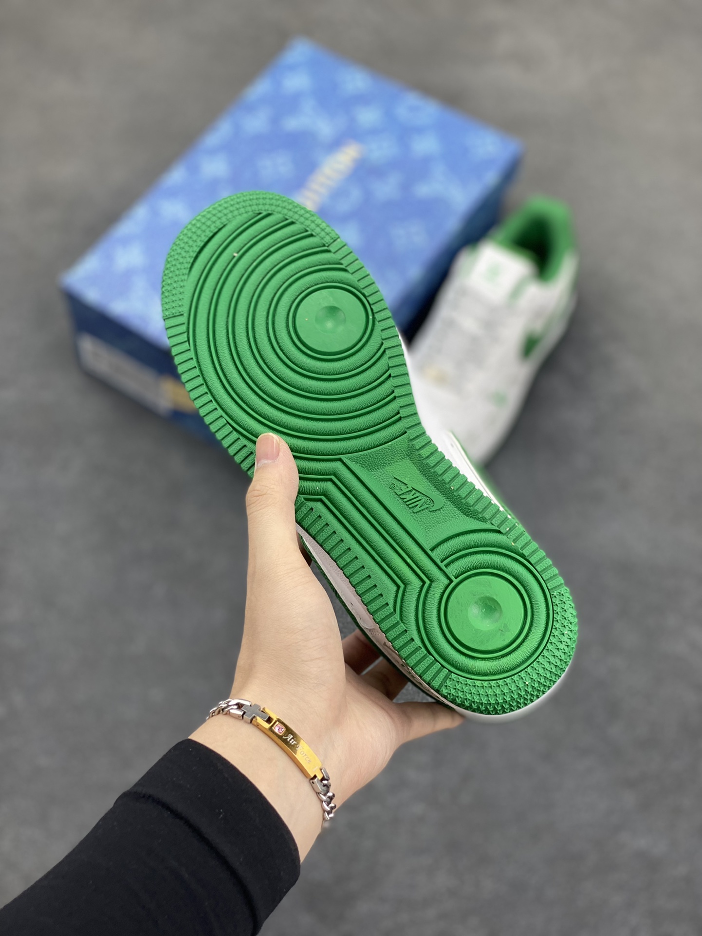 图片[5]-Nike Air Force 1 Low 空军一号低帮百搭休闲运动板鞋。柔软、弹性十足的缓震性能和出色的中底设计，横跨复古与现代的外型结合，造就出风靡全球三十多年的Force 1，直到今天还深受青睐。 货号：CV0670-400 尺码：36 36.5 37.5 38 38.5 39 40 40.5 41 42 42.5 43 44 44.5 45-选品中心