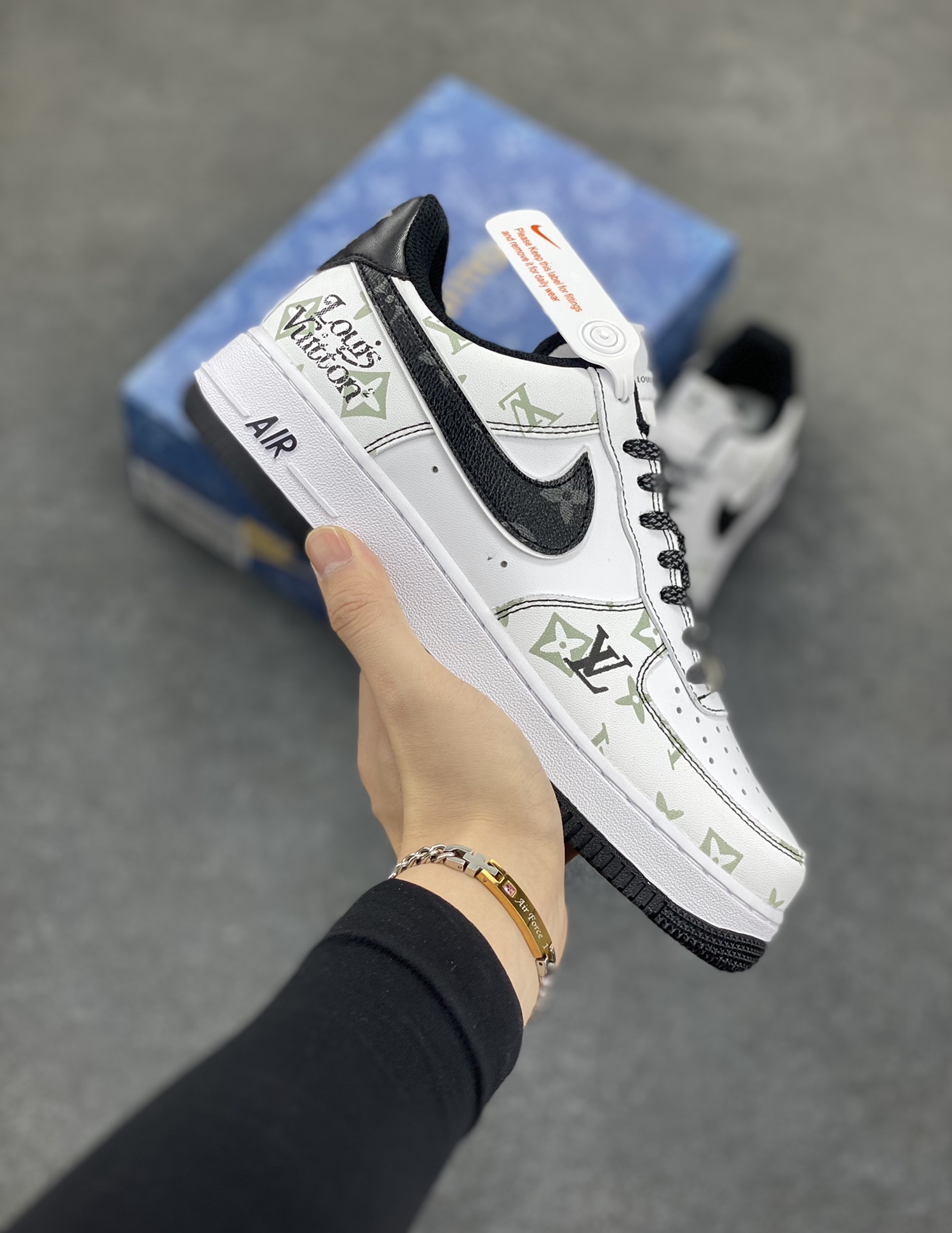 Nike Air Force 1 Low 空军一号低帮百搭休闲运动板鞋。柔软、弹性十足的缓震性能和出色的中底设计,横跨复古与现代的外型结合,造就出风靡全球三十多年的Force 1,直到今天还深受青睐。 货号:BS8805-602 尺码:36 36.5 37.5 38 38.5 39 40 40.5 41 42 42.5 43 44 44.5 45-选品中心