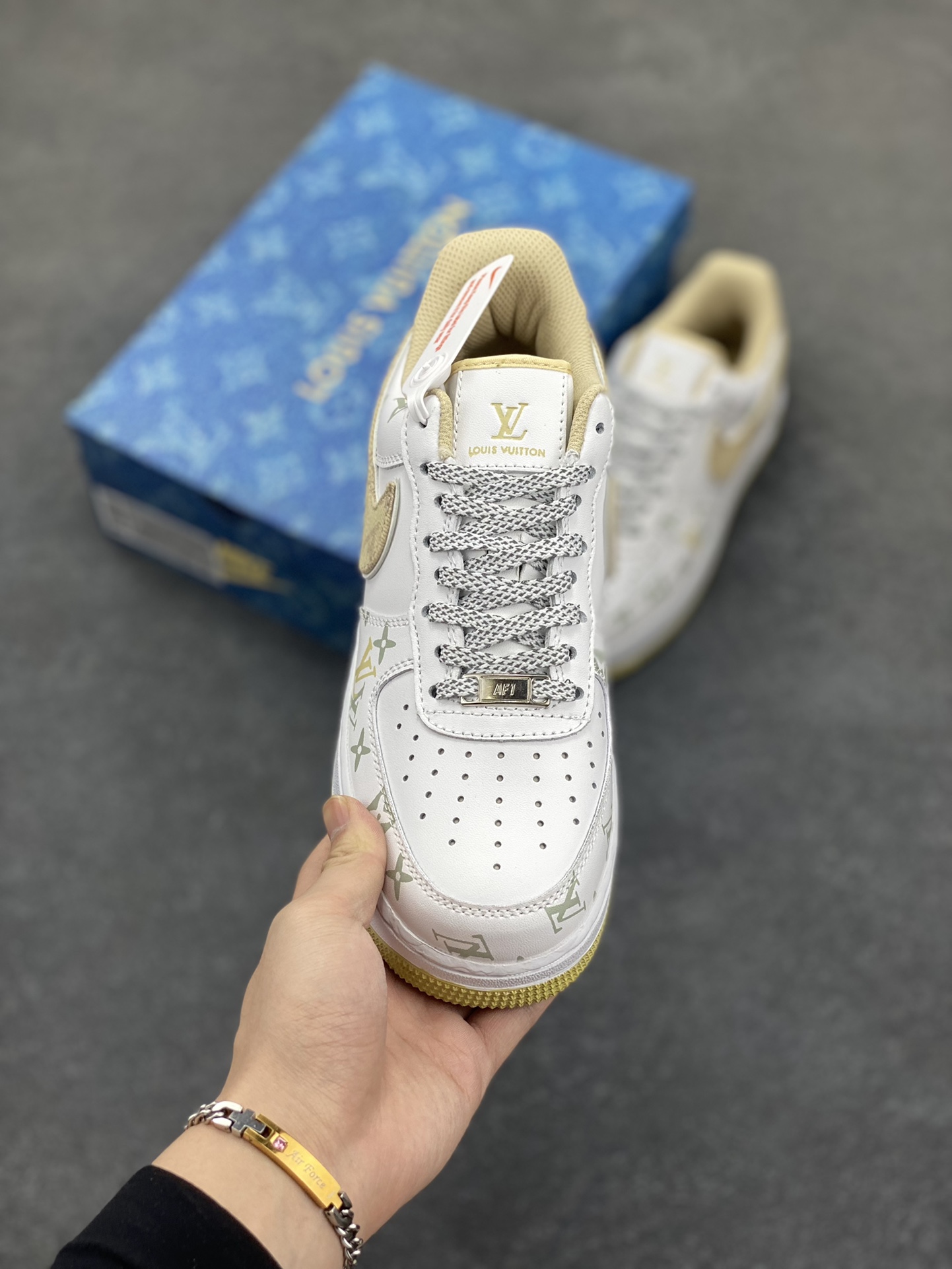 图片[2]-Nike Air Force 1 Low 空军一号低帮百搭休闲运动板鞋。柔软、弹性十足的缓震性能和出色的中底设计，横跨复古与现代的外型结合，造就出风靡全球三十多年的Force 1，直到今天还深受青睐。 货号：CV0670-100 尺码：36 36.5 37.5 38 38.5 39 40 40.5 41 42 42.5 43 44 44.5 45-选品中心