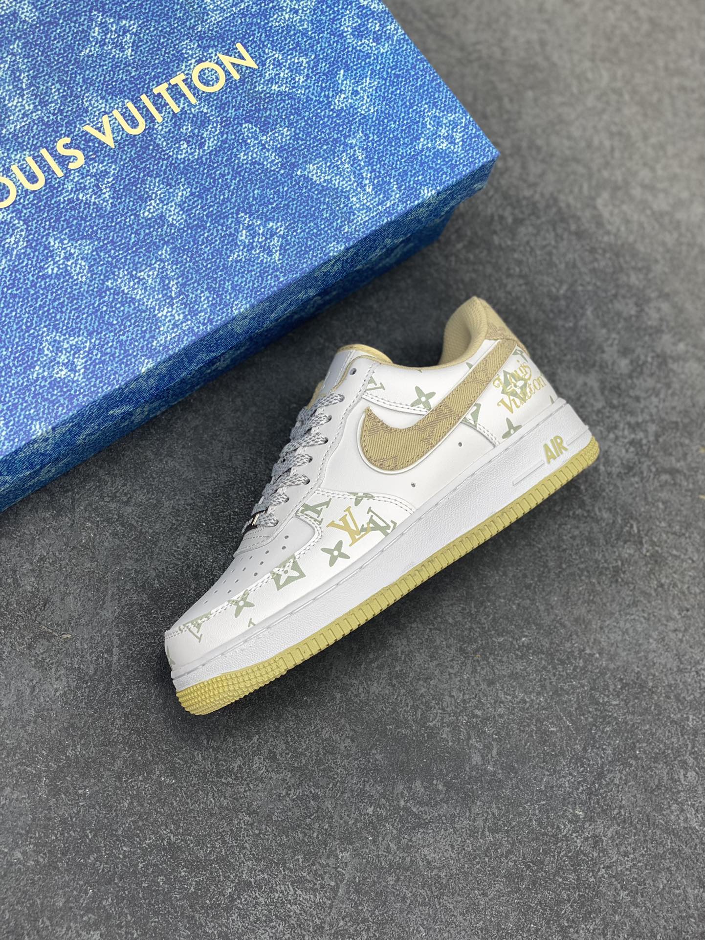 图片[7]-Nike Air Force 1 Low 空军一号低帮百搭休闲运动板鞋。柔软、弹性十足的缓震性能和出色的中底设计，横跨复古与现代的外型结合，造就出风靡全球三十多年的Force 1，直到今天还深受青睐。 货号：CV0670-100 尺码：36 36.5 37.5 38 38.5 39 40 40.5 41 42 42.5 43 44 44.5 45-选品中心