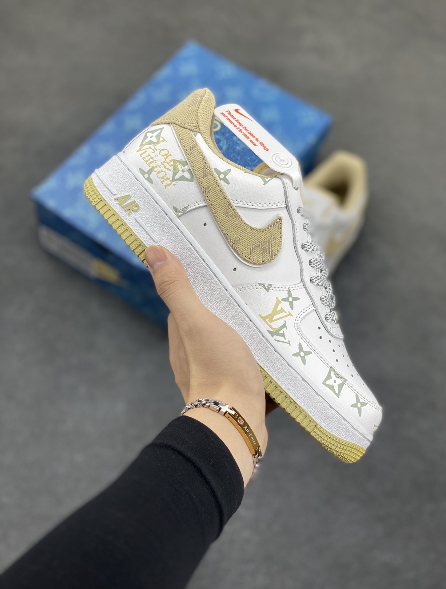 Nike Air Force 1 Low 空军一号低帮百搭休闲运动板鞋。柔软、弹性十足的缓震性能和出色的中底设计，横跨复古与现代的外型结合，造就出风靡全球三十多年的Force 1，直到今天还深受青睐。 货号：CV0670-100 尺码：36 36.5 37.5 38 38.5 39 40 40.5 41 42 42.5 43 44 44.5 45-选品中心