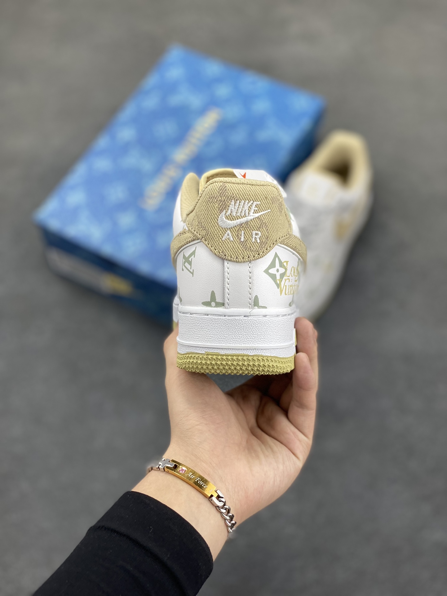 图片[4]-Nike Air Force 1 Low 空军一号低帮百搭休闲运动板鞋。柔软、弹性十足的缓震性能和出色的中底设计，横跨复古与现代的外型结合，造就出风靡全球三十多年的Force 1，直到今天还深受青睐。 货号：CV0670-100 尺码：36 36.5 37.5 38 38.5 39 40 40.5 41 42 42.5 43 44 44.5 45-选品中心