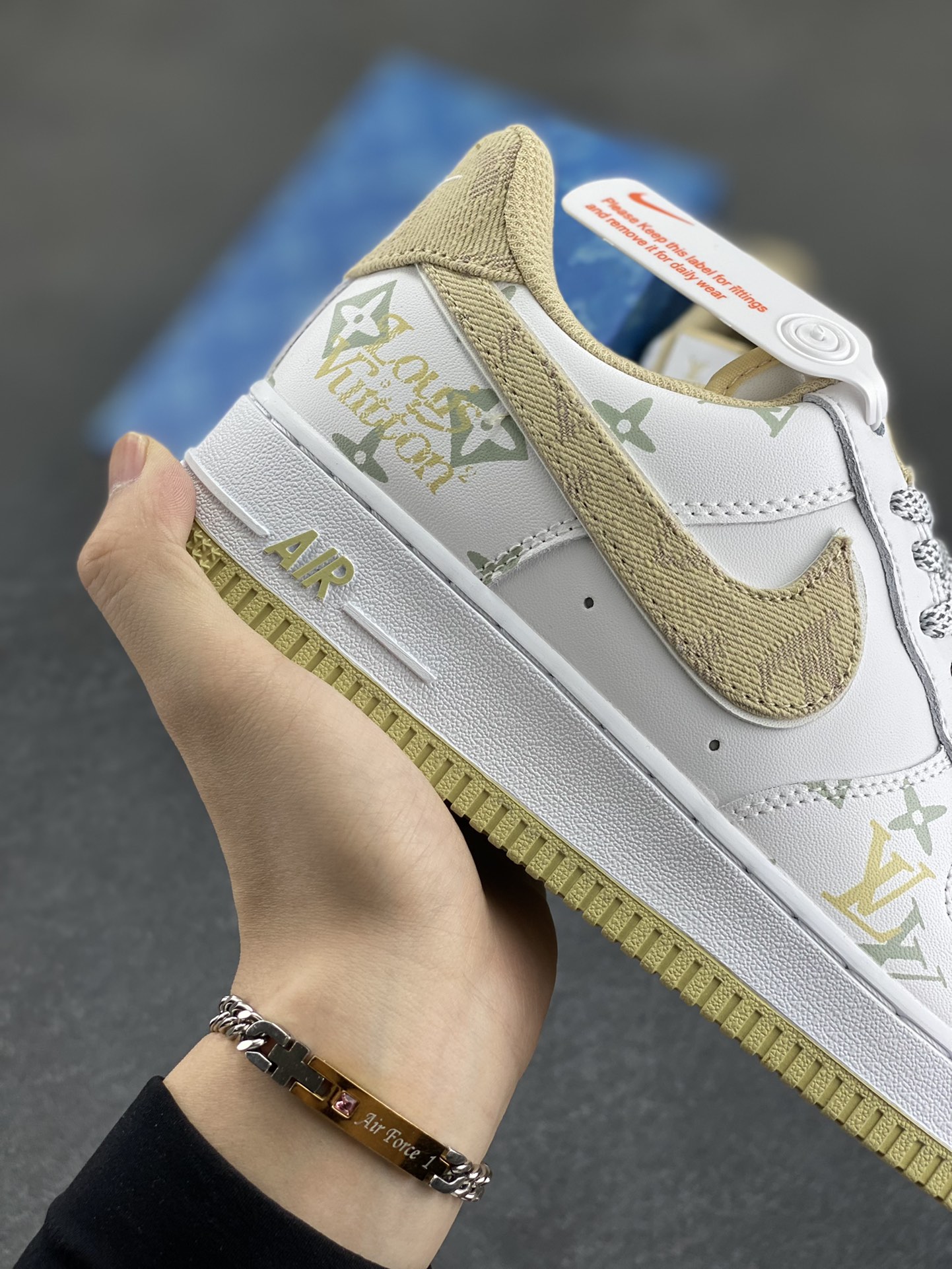 图片[6]-Nike Air Force 1 Low 空军一号低帮百搭休闲运动板鞋。柔软、弹性十足的缓震性能和出色的中底设计，横跨复古与现代的外型结合，造就出风靡全球三十多年的Force 1，直到今天还深受青睐。 货号：CV0670-100 尺码：36 36.5 37.5 38 38.5 39 40 40.5 41 42 42.5 43 44 44.5 45-选品中心