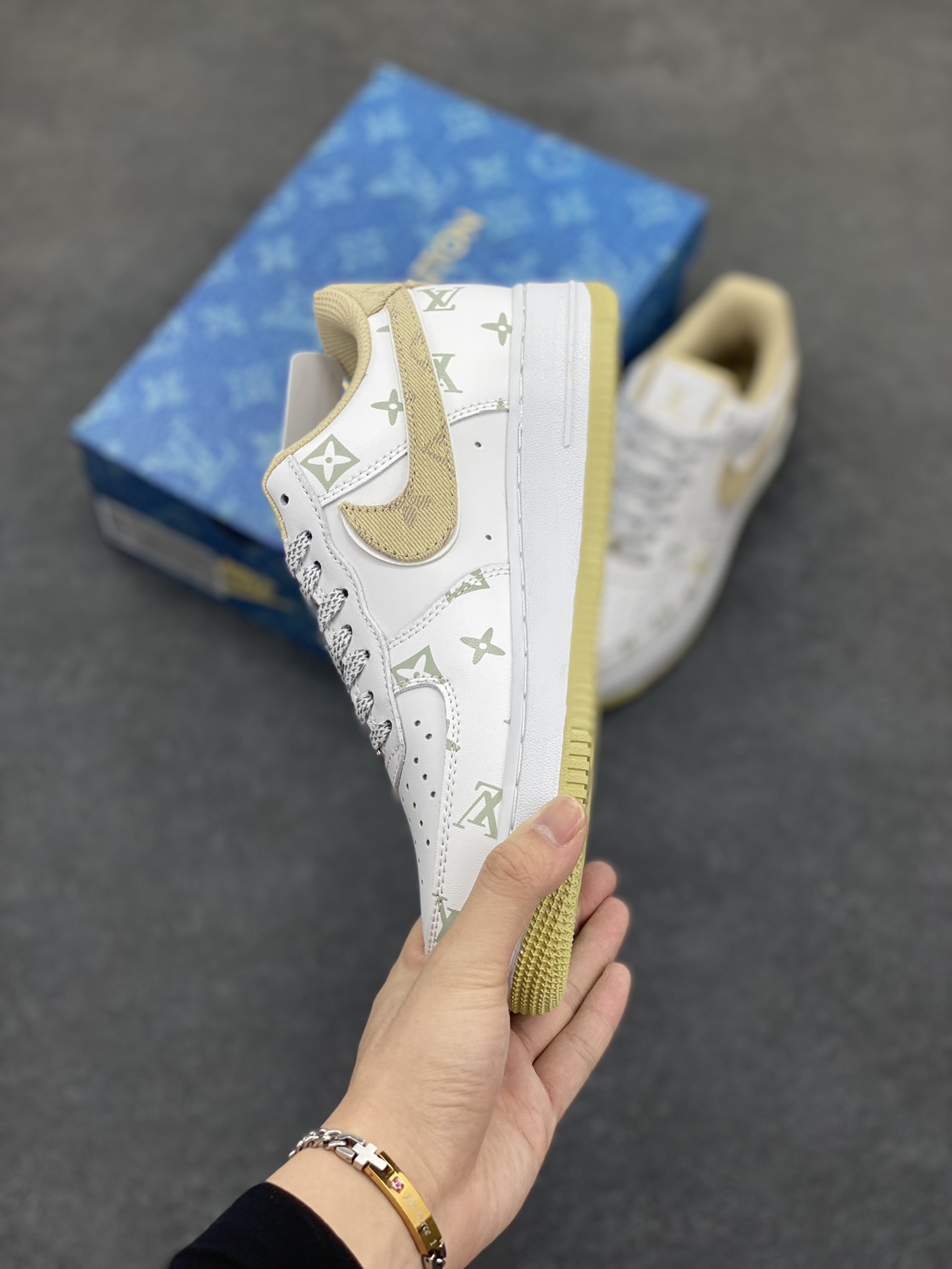图片[3]-Nike Air Force 1 Low 空军一号低帮百搭休闲运动板鞋。柔软、弹性十足的缓震性能和出色的中底设计，横跨复古与现代的外型结合，造就出风靡全球三十多年的Force 1，直到今天还深受青睐。 货号：CV0670-100 尺码：36 36.5 37.5 38 38.5 39 40 40.5 41 42 42.5 43 44 44.5 45-选品中心