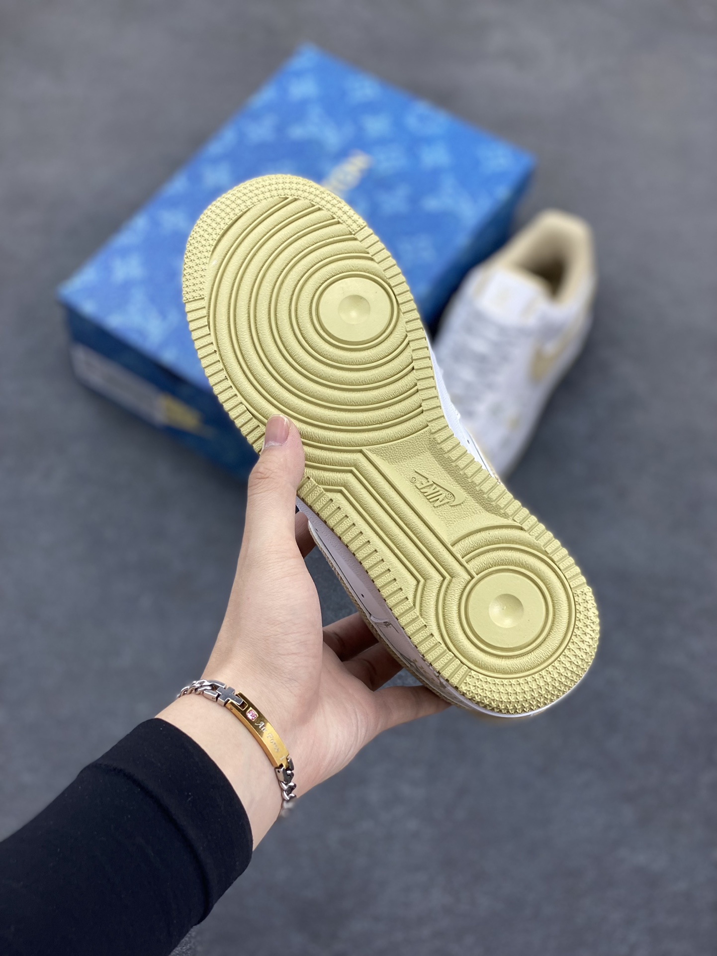 图片[5]-Nike Air Force 1 Low 空军一号低帮百搭休闲运动板鞋。柔软、弹性十足的缓震性能和出色的中底设计，横跨复古与现代的外型结合，造就出风靡全球三十多年的Force 1，直到今天还深受青睐。 货号：CV0670-100 尺码：36 36.5 37.5 38 38.5 39 40 40.5 41 42 42.5 43 44 44.5 45-选品中心