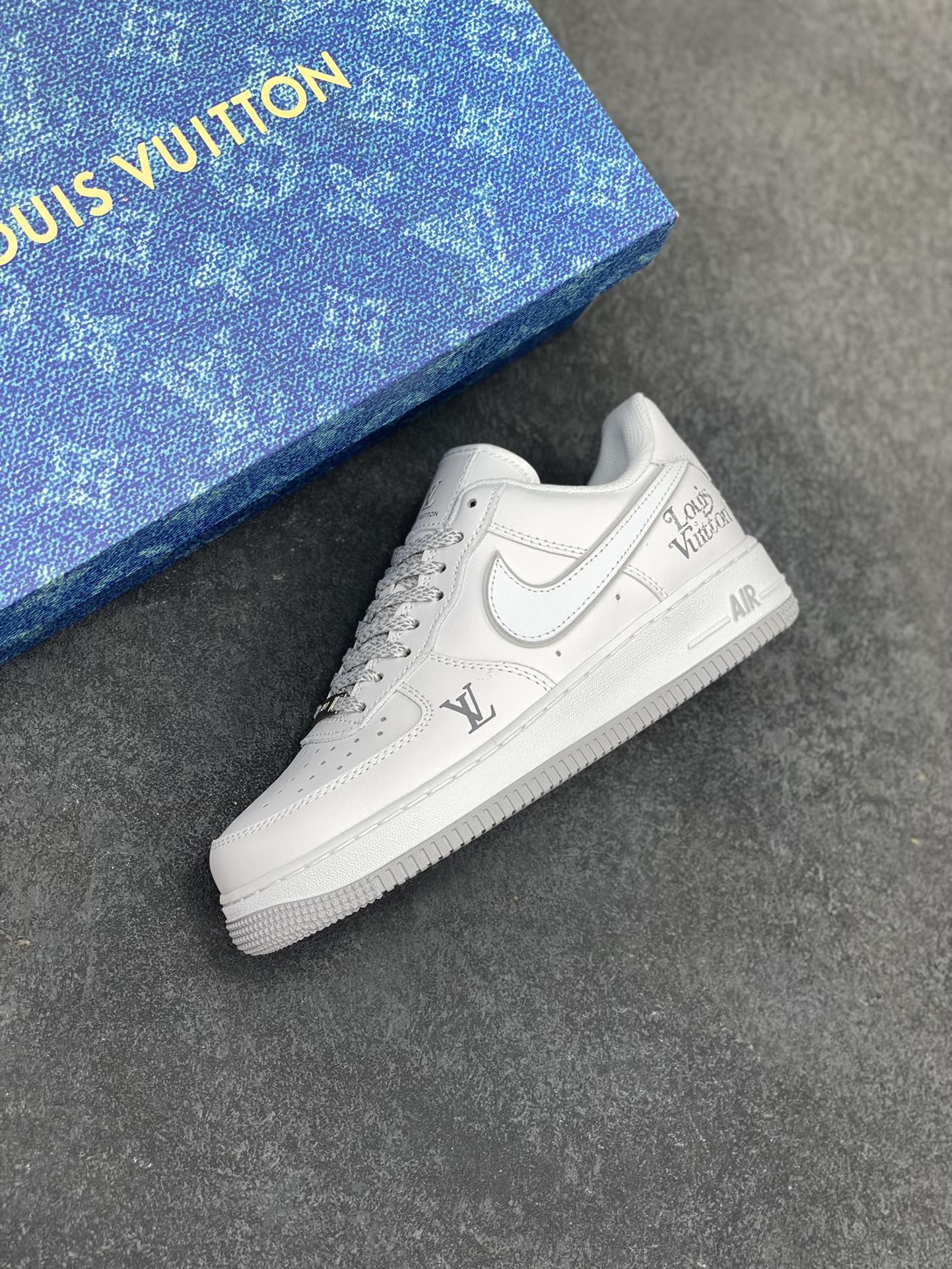 图片[7]-Nike Air Force 1 Low 空军一号低帮百搭休闲运动板鞋。柔软、弹性十足的缓震性能和出色的中底设计，横跨复古与现代的外型结合，造就出风靡全球三十多年的Force 1，直到今天还深受青睐。 货号：XD6188-004 尺码：36 36.5 37.5 38 38.5 39 40 40.5 41 42 42.5 43 44 44.5 45-选品中心