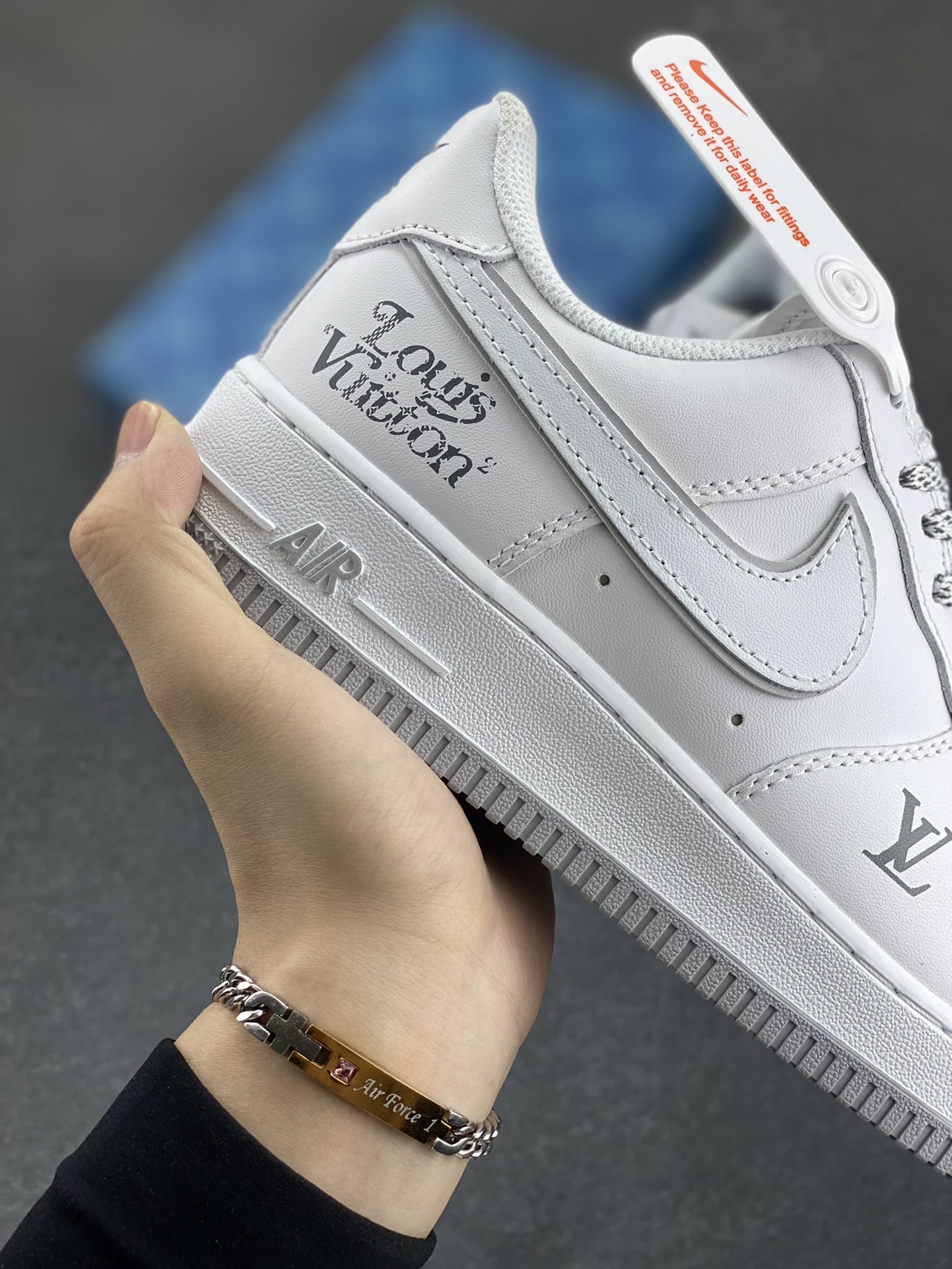 图片[6]-Nike Air Force 1 Low 空军一号低帮百搭休闲运动板鞋。柔软、弹性十足的缓震性能和出色的中底设计，横跨复古与现代的外型结合，造就出风靡全球三十多年的Force 1，直到今天还深受青睐。 货号：XD6188-004 尺码：36 36.5 37.5 38 38.5 39 40 40.5 41 42 42.5 43 44 44.5 45-选品中心